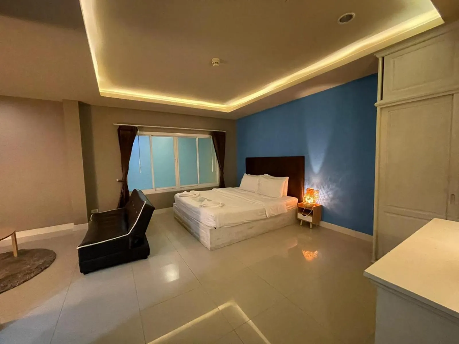 Photo of the whole room, Bed in Lenny's Koh Samui
