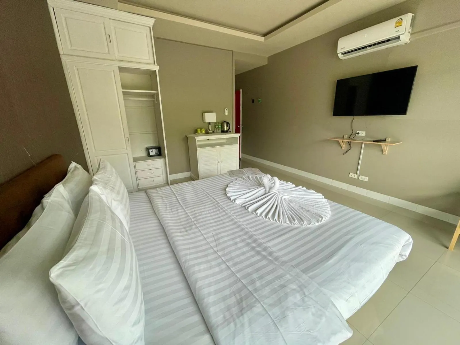 Bed in Lenny's Koh Samui