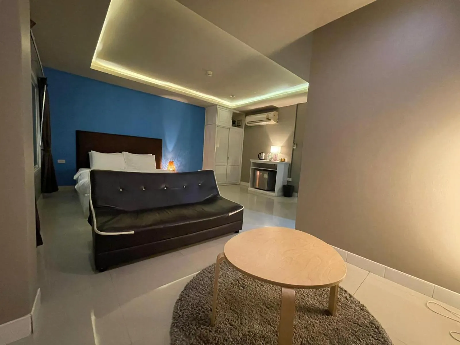 Photo of the whole room, Bed in Lenny's Koh Samui