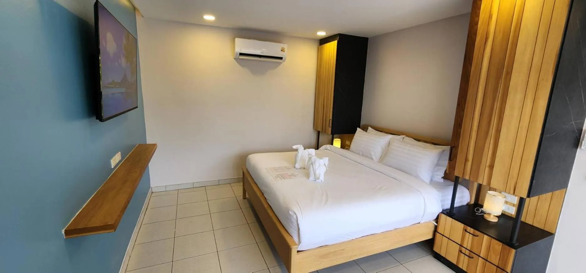 Communal lounge/ TV room, Bed in Lenny's Koh Samui