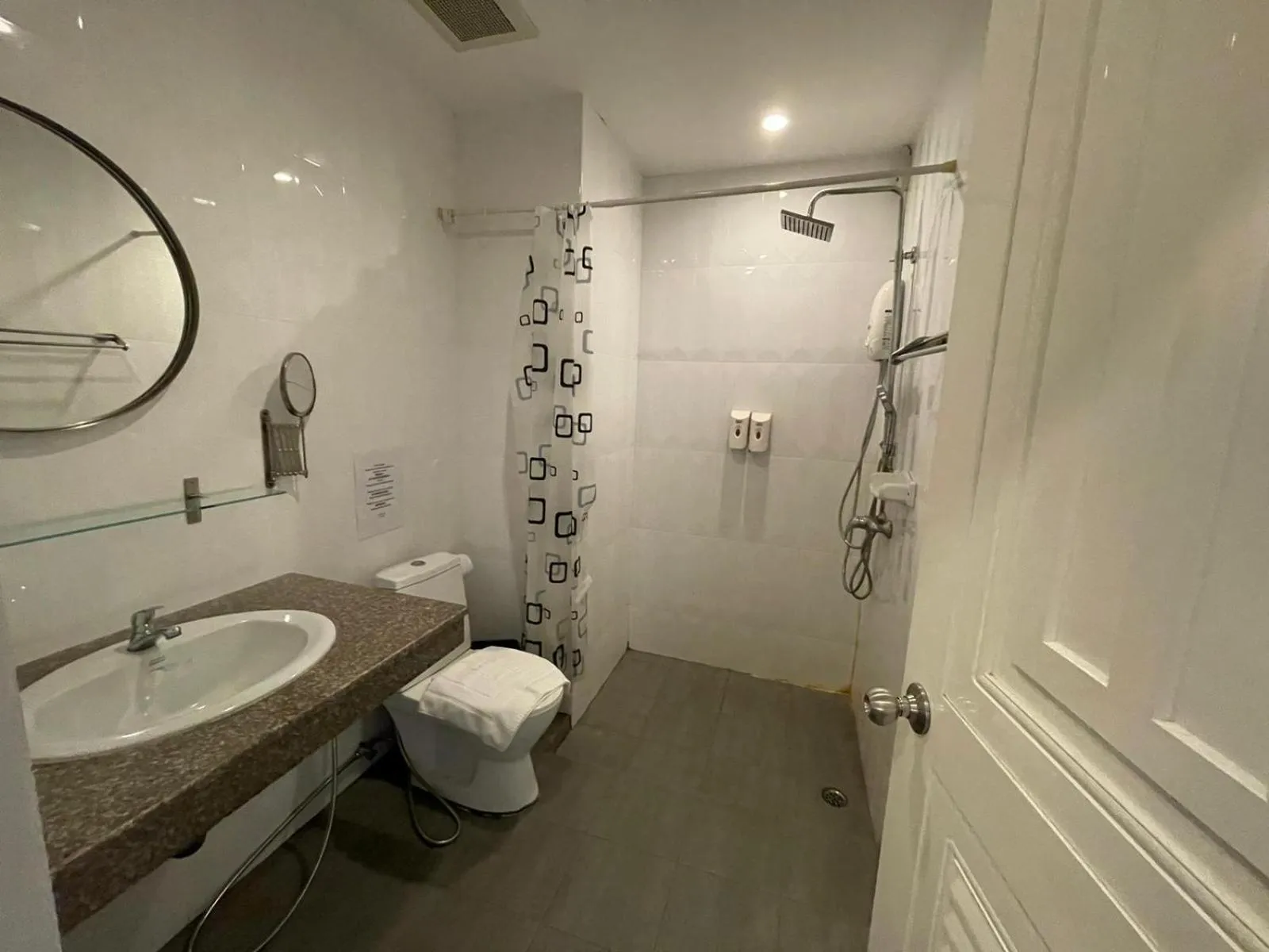 Bathroom in Lenny's Koh Samui