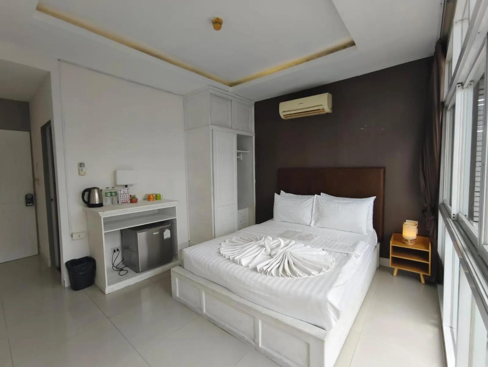 Photo of the whole room, Bed in Lenny's Koh Samui