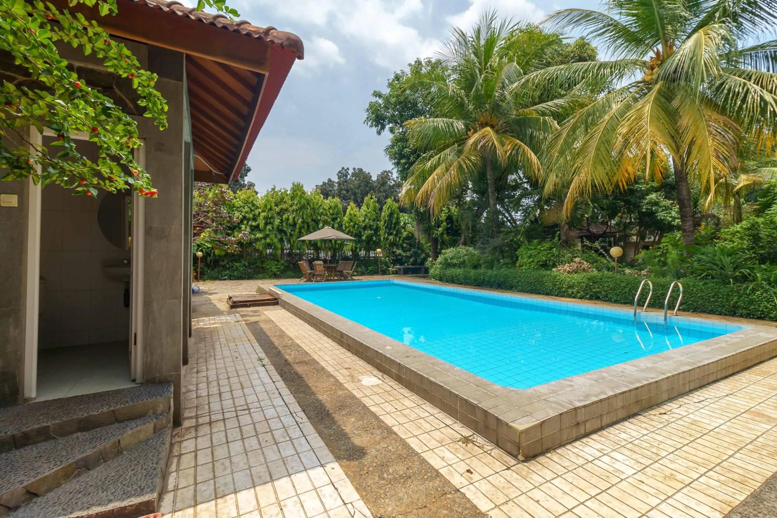 Swimming pool in RedDoorz Plus near Kemang Raya