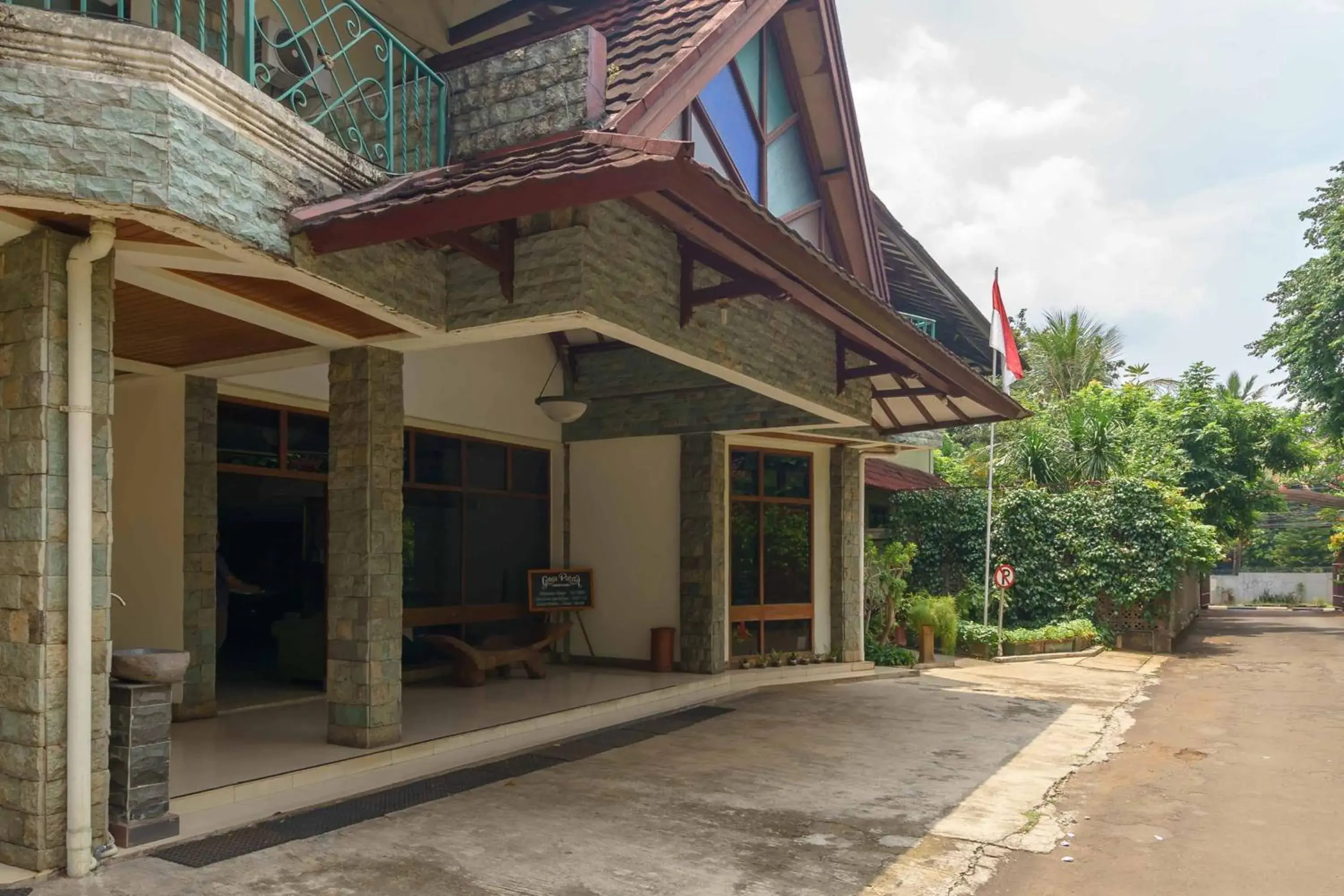 Property building in RedDoorz Plus near Kemang Raya Property building in RedDoorz Plus near Kemang Raya