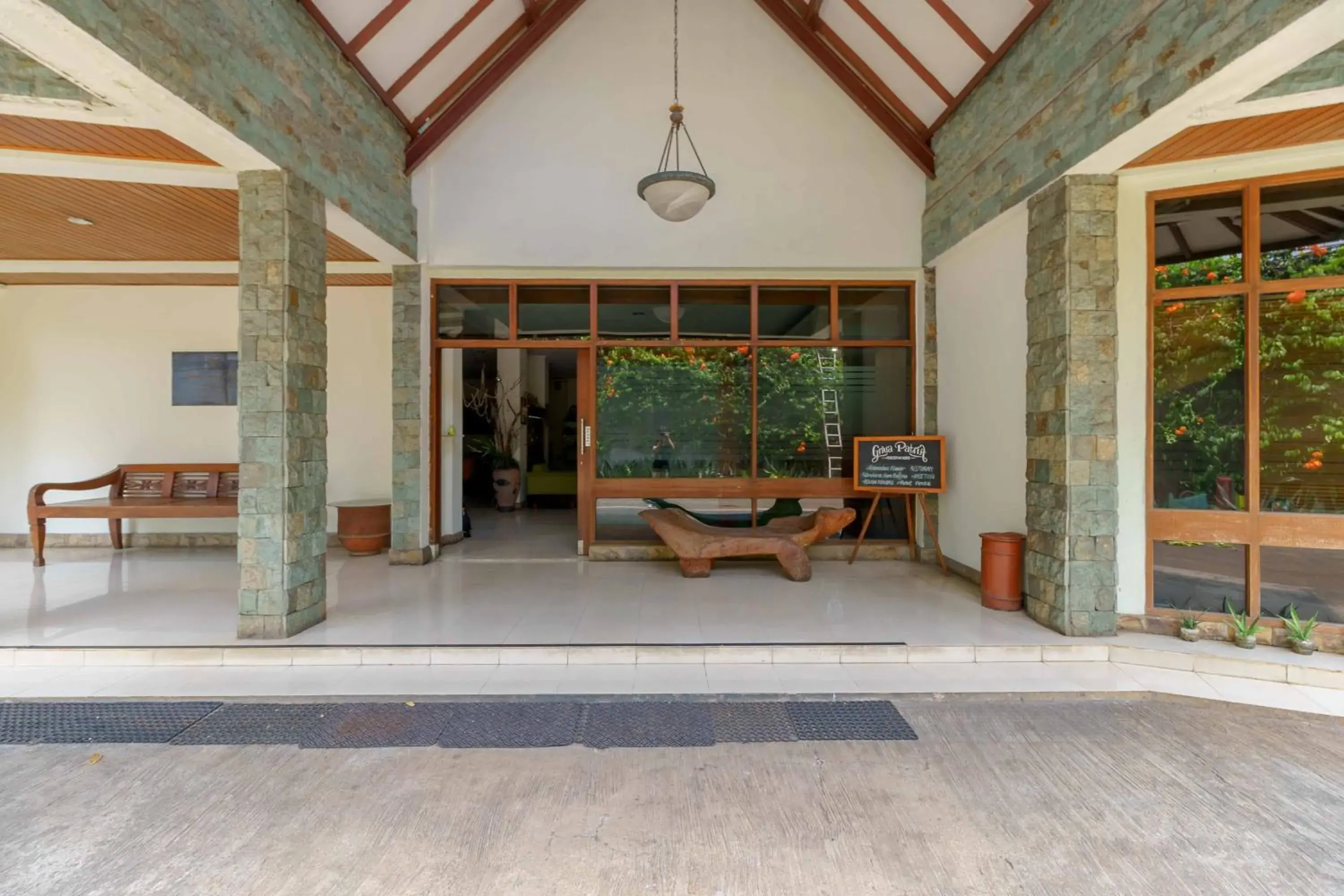 Facade/entrance in RedDoorz Plus near Kemang Raya Facade/entrance in RedDoorz Plus near Kemang Raya