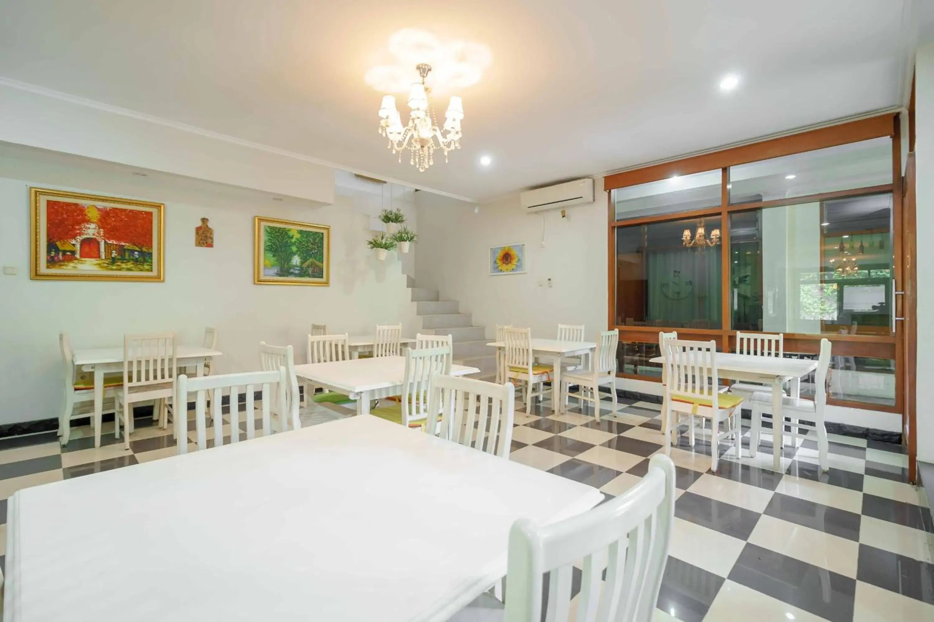 Restaurant/places to eat in RedDoorz Plus near Kemang Raya Restaurant/places to eat in RedDoorz Plus near Kemang Raya