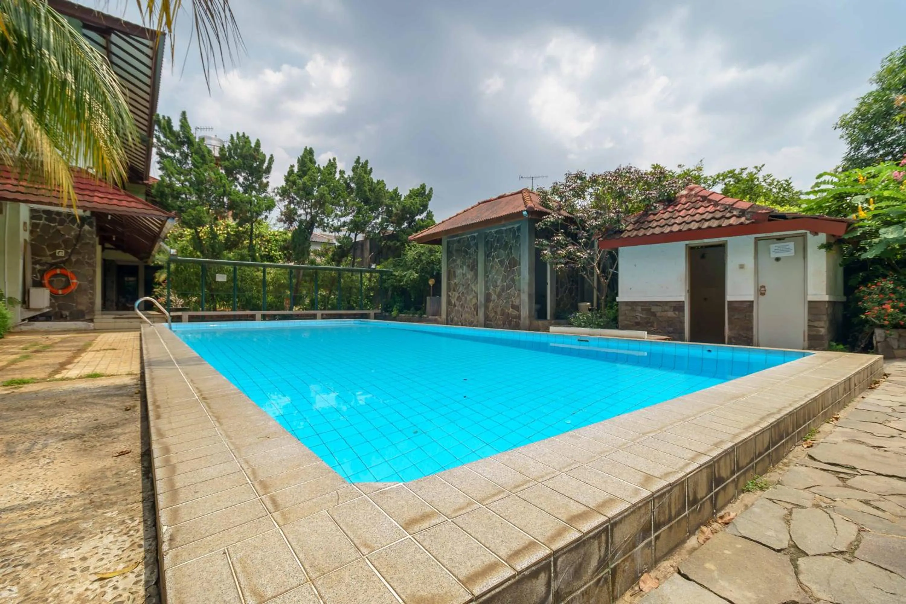 Swimming pool in RedDoorz Plus near Kemang Raya