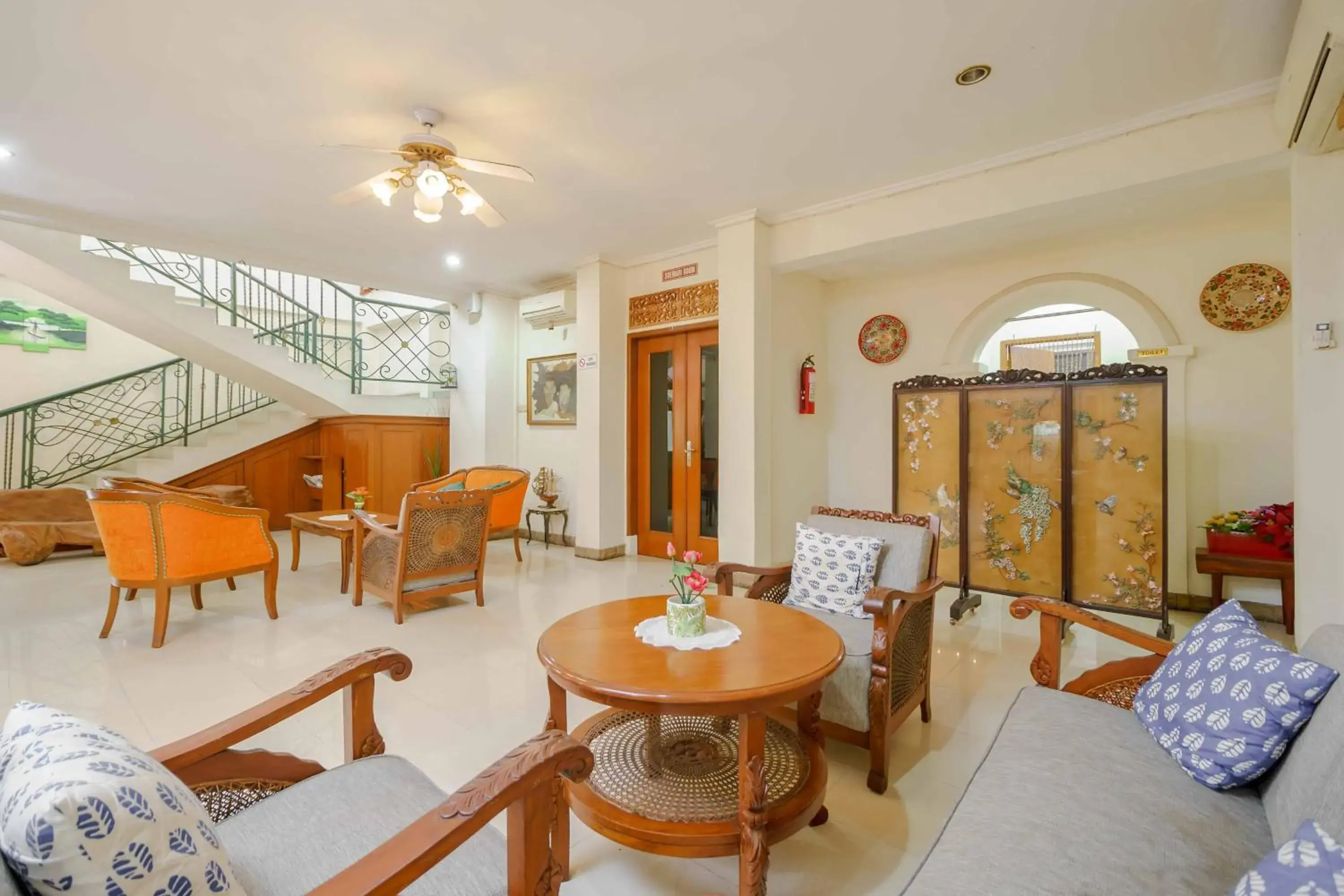 Living room in RedDoorz Plus near Kemang Raya Living room in RedDoorz Plus near Kemang Raya