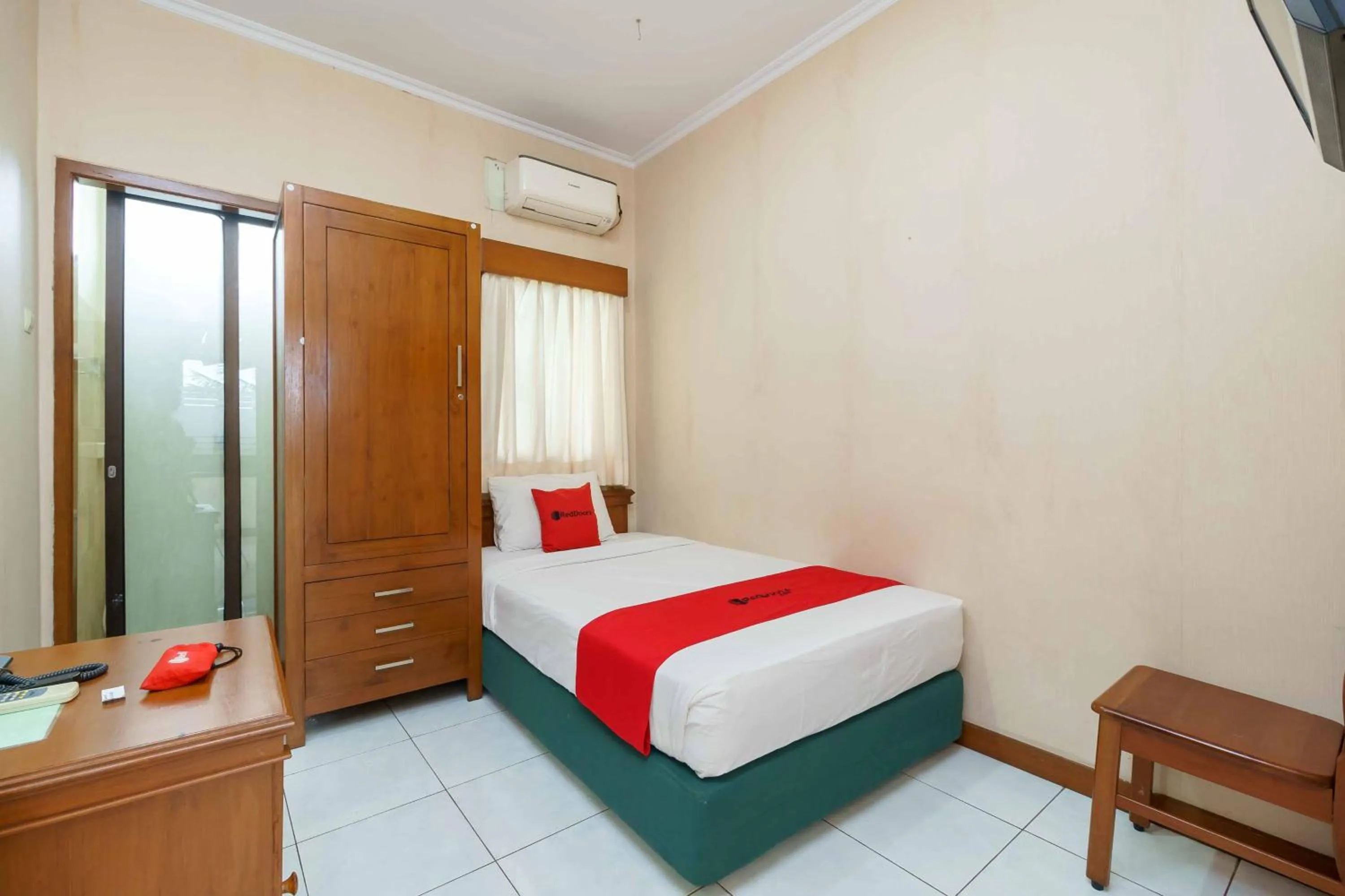 Bedroom, Bed in RedDoorz Plus near Kemang Raya