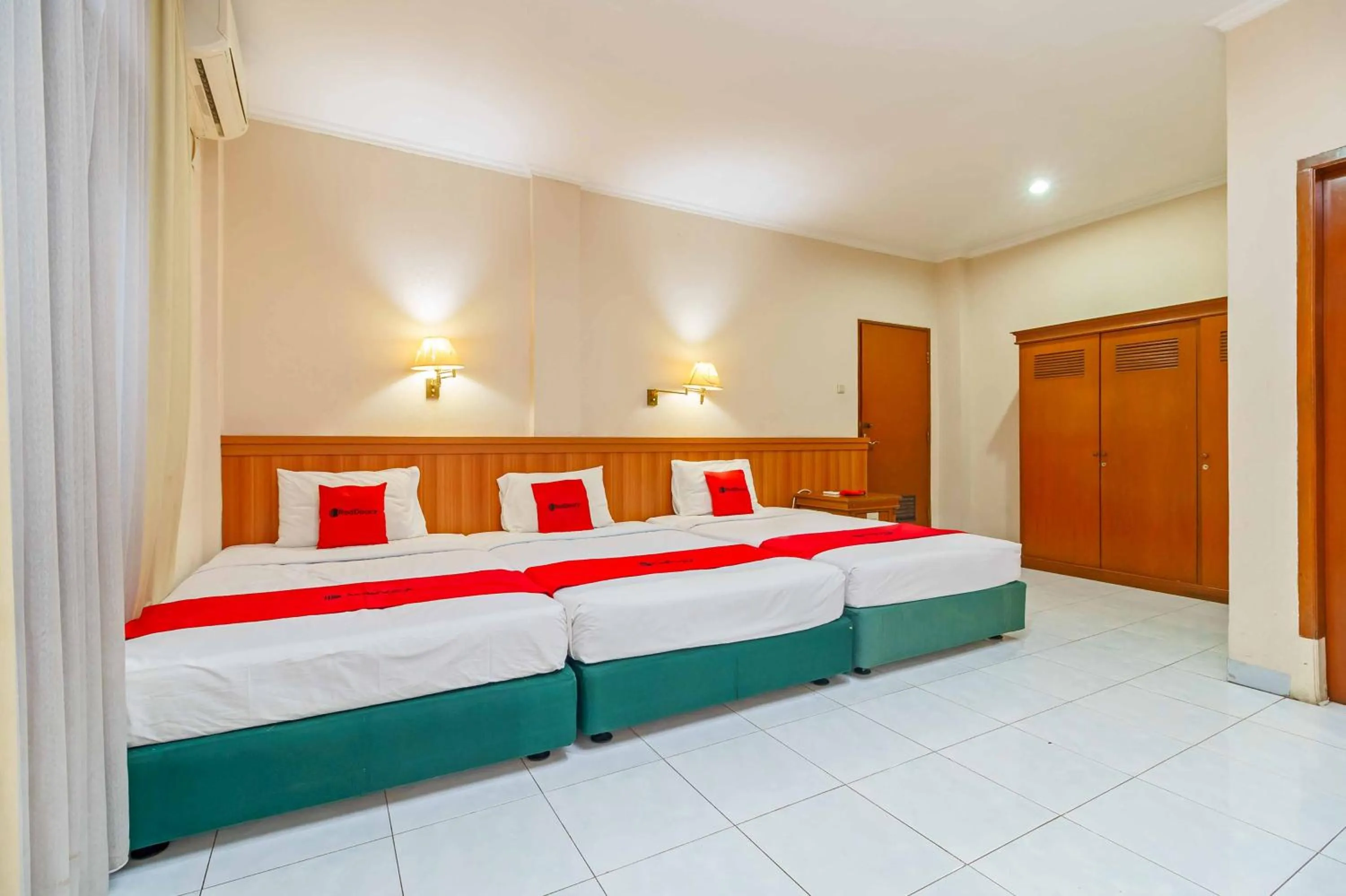 Bedroom, Bed in RedDoorz Plus near Kemang Raya