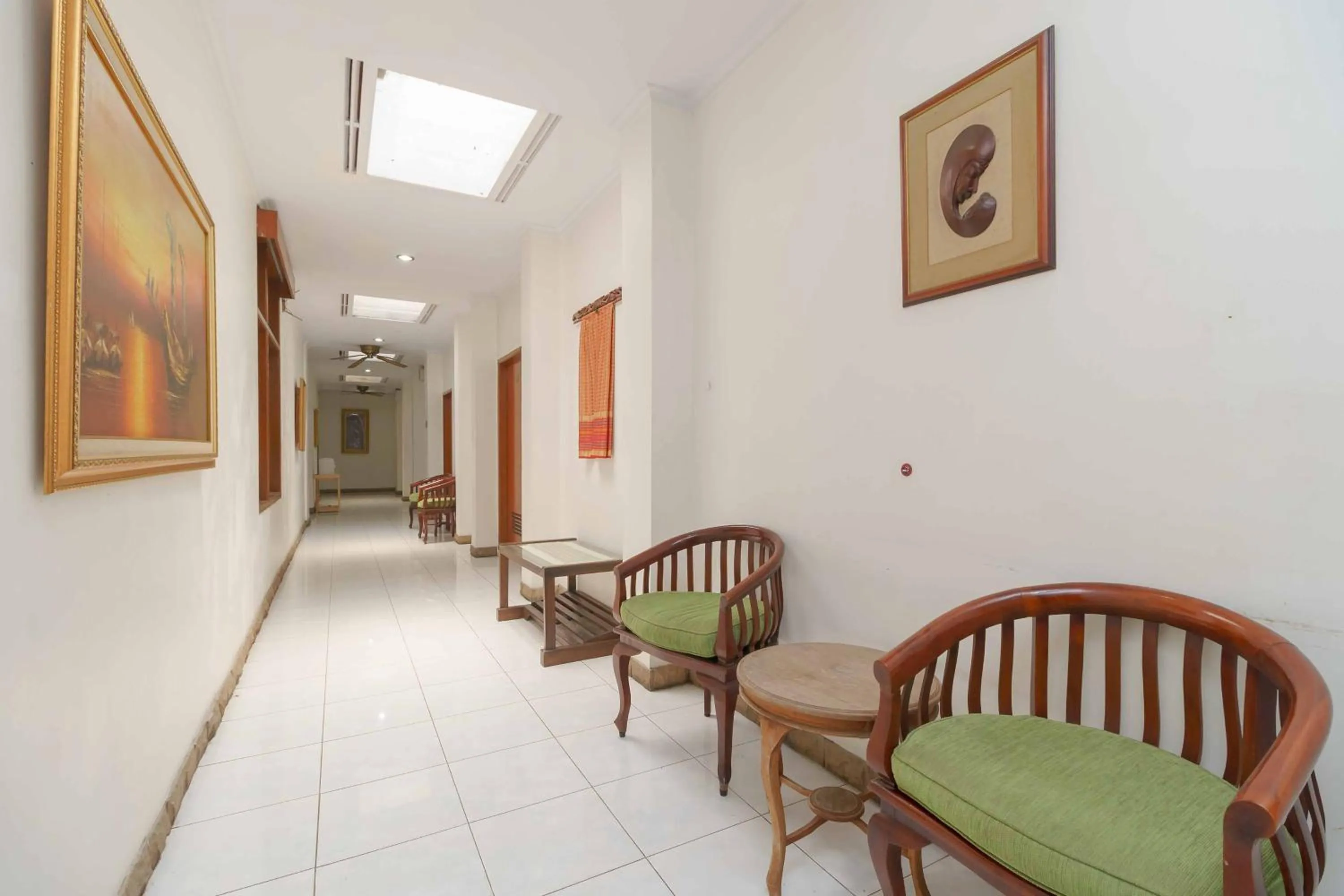 Seating area in RedDoorz Plus near Kemang Raya