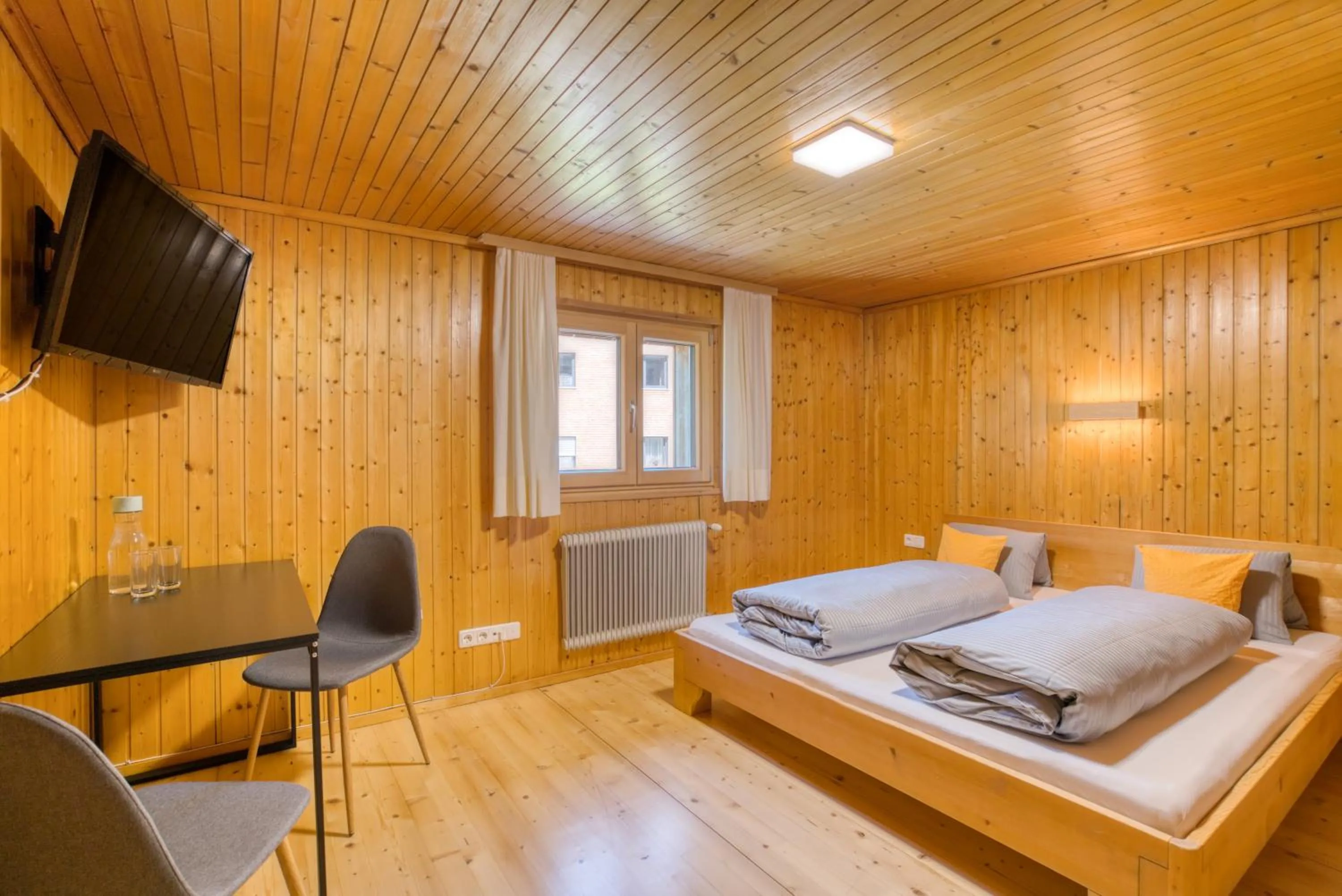 Photo of the whole room, Bed in HUS24