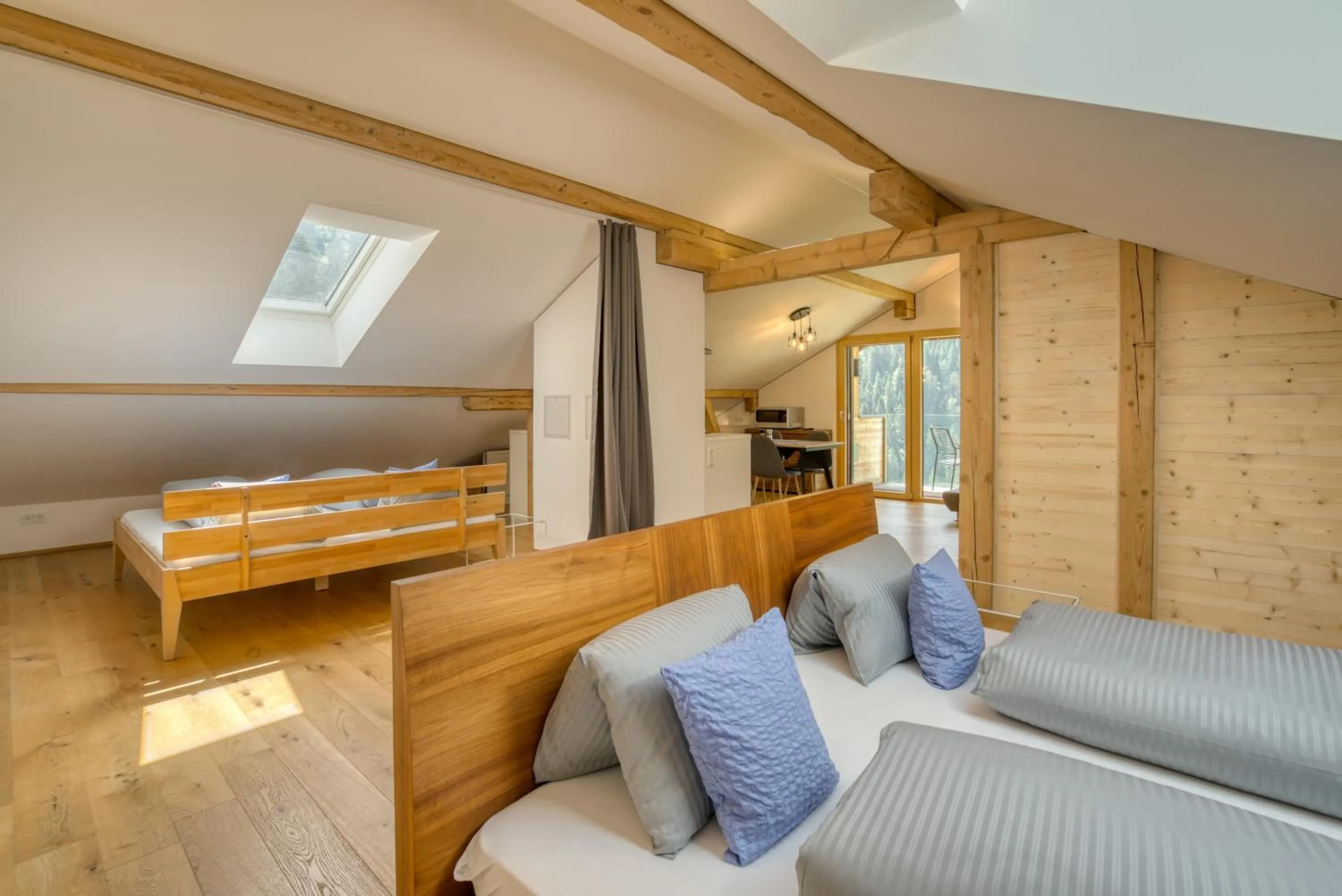 Photo of the whole room, Bed in HUS24