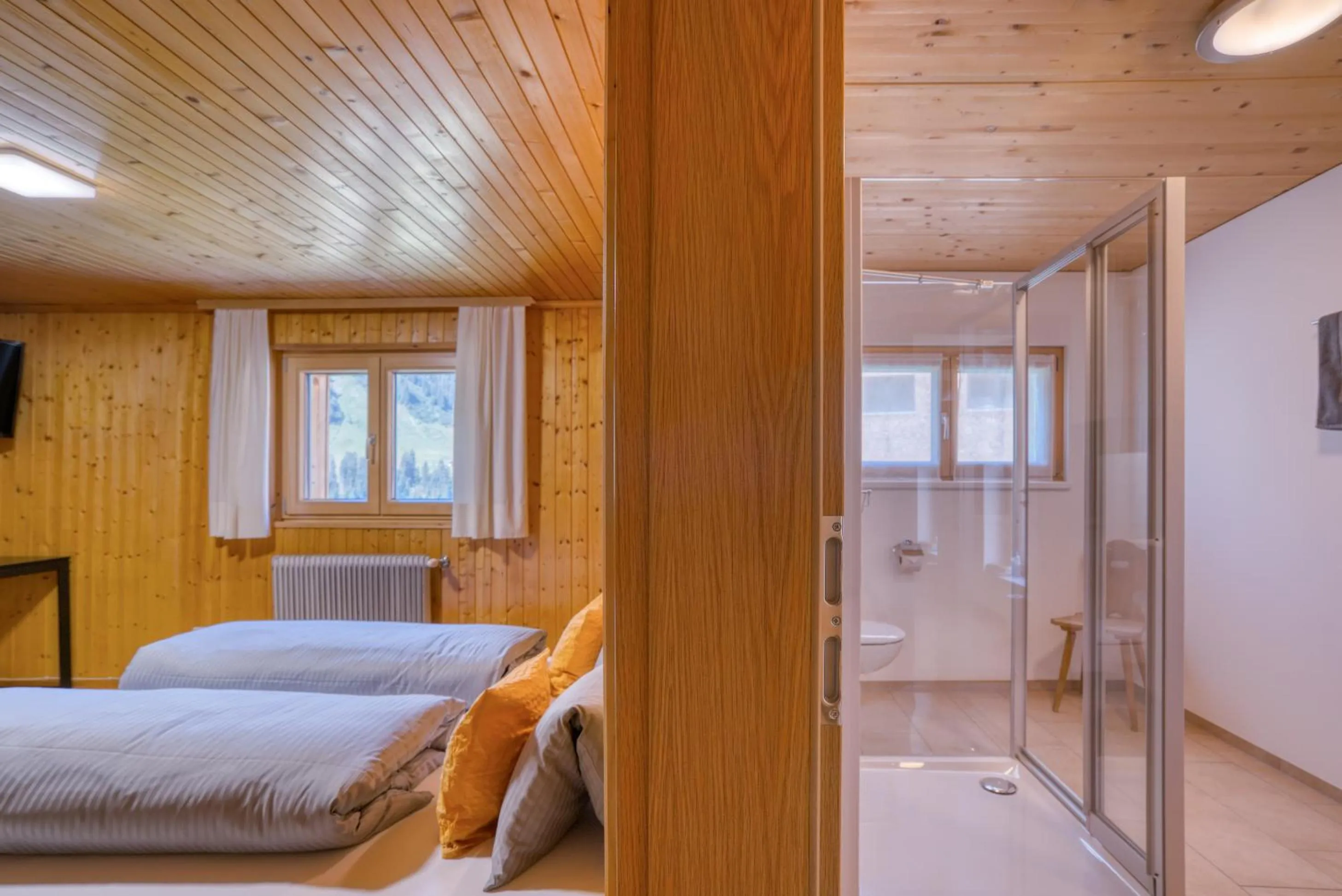 Photo of the whole room, Bed in HUS24