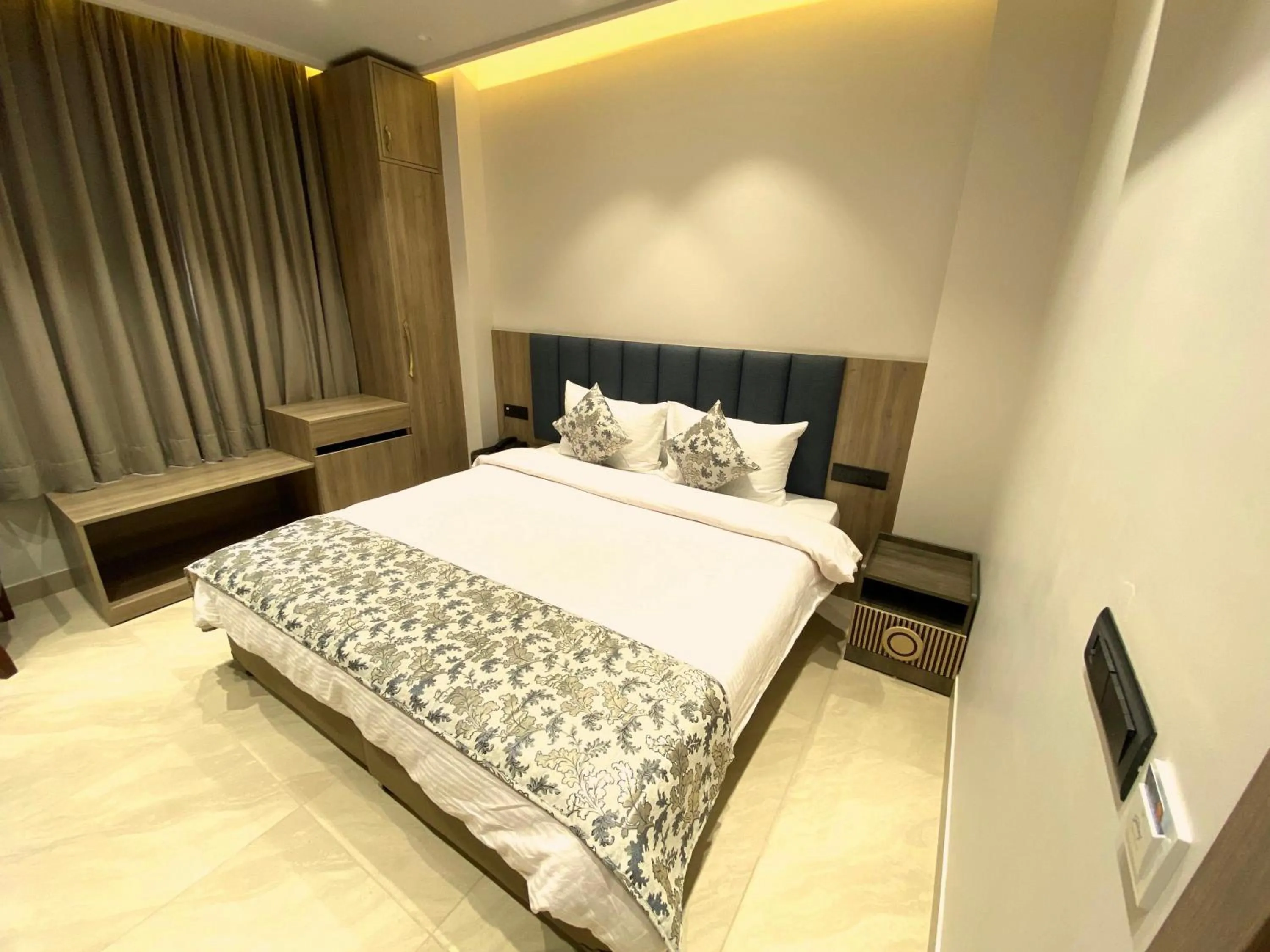 Bedroom, Bed in Pals Inn