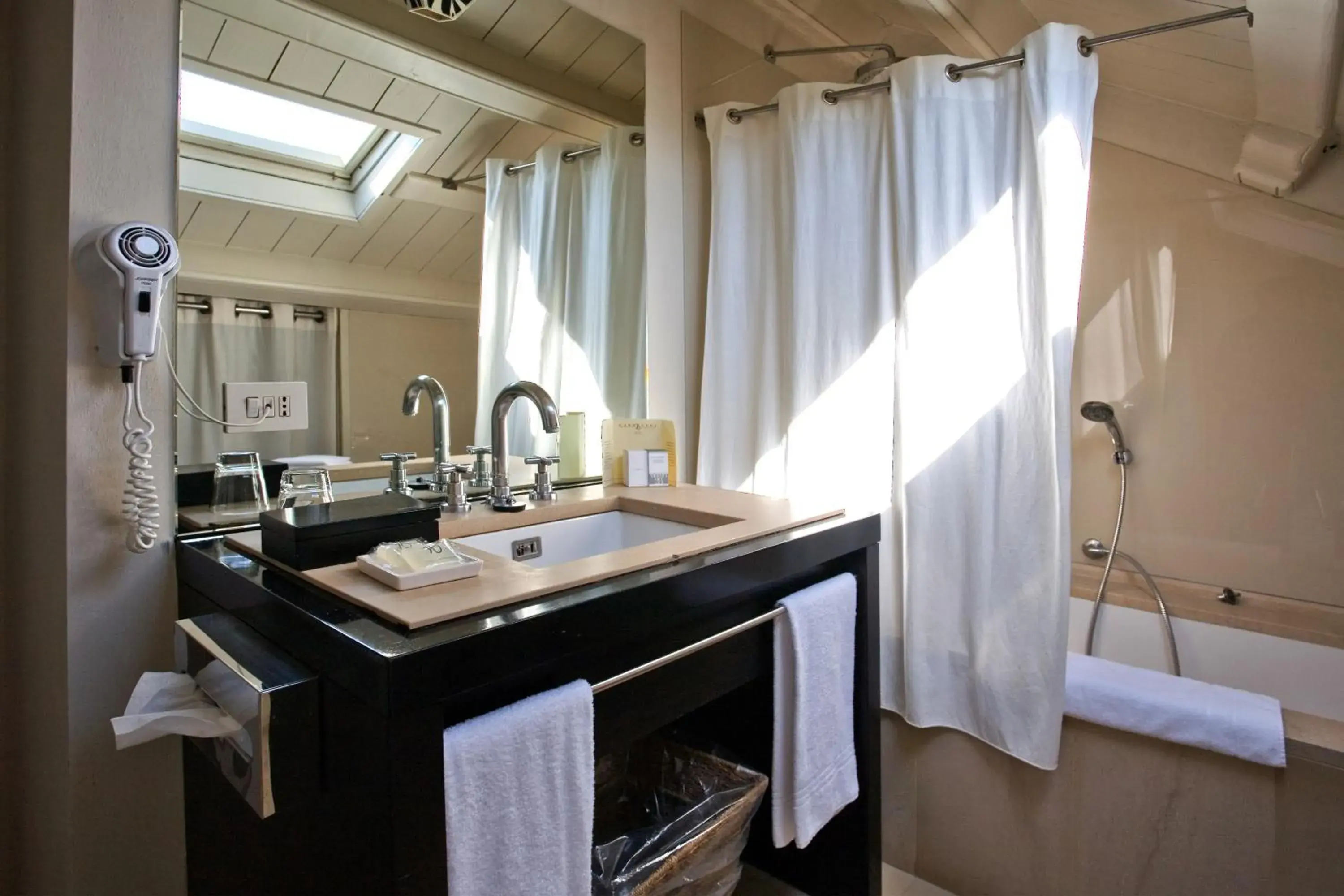 Bathroom in Hotel Carducci 76