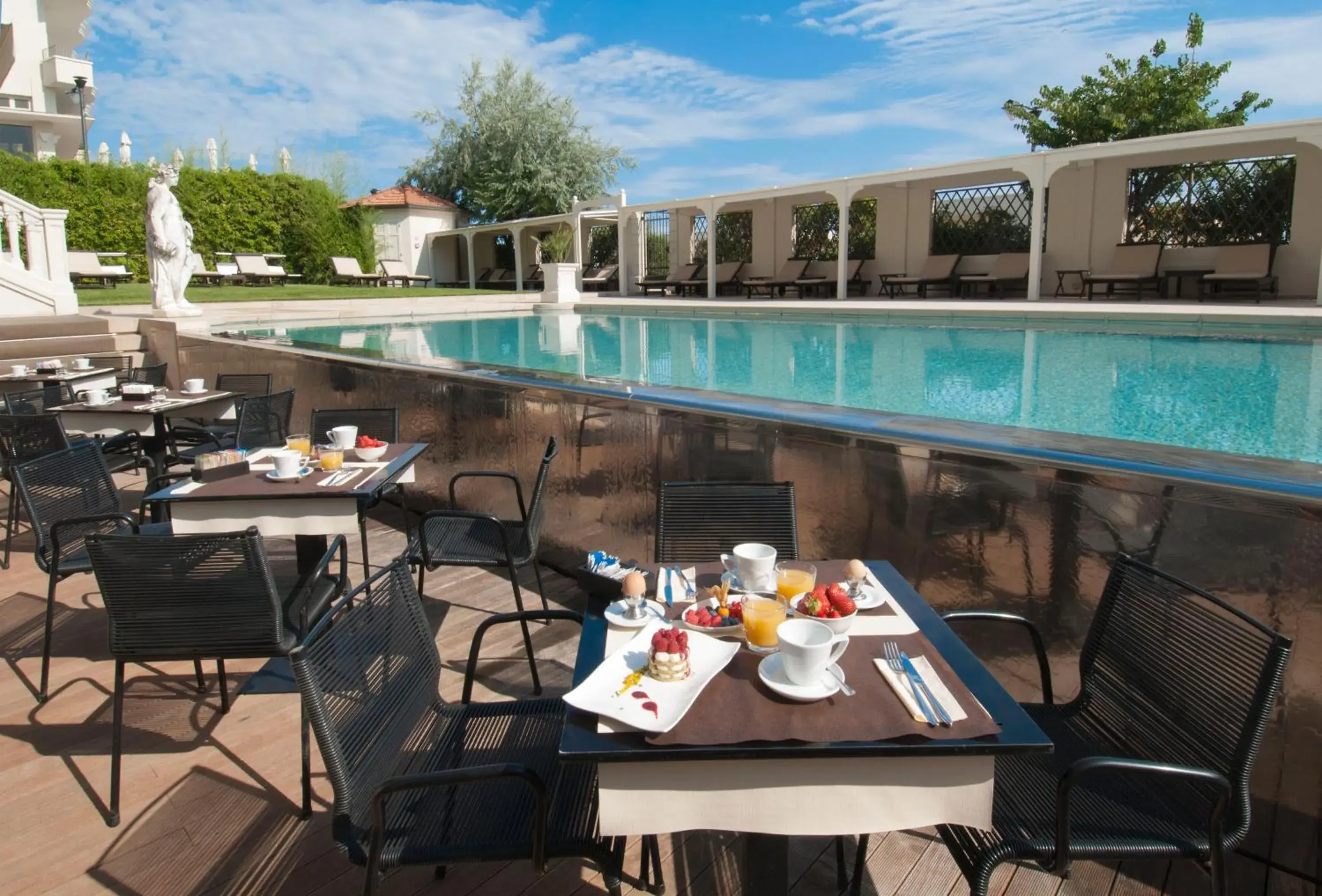 Swimming pool, Restaurant/Places to Eat in Hotel Carducci 76