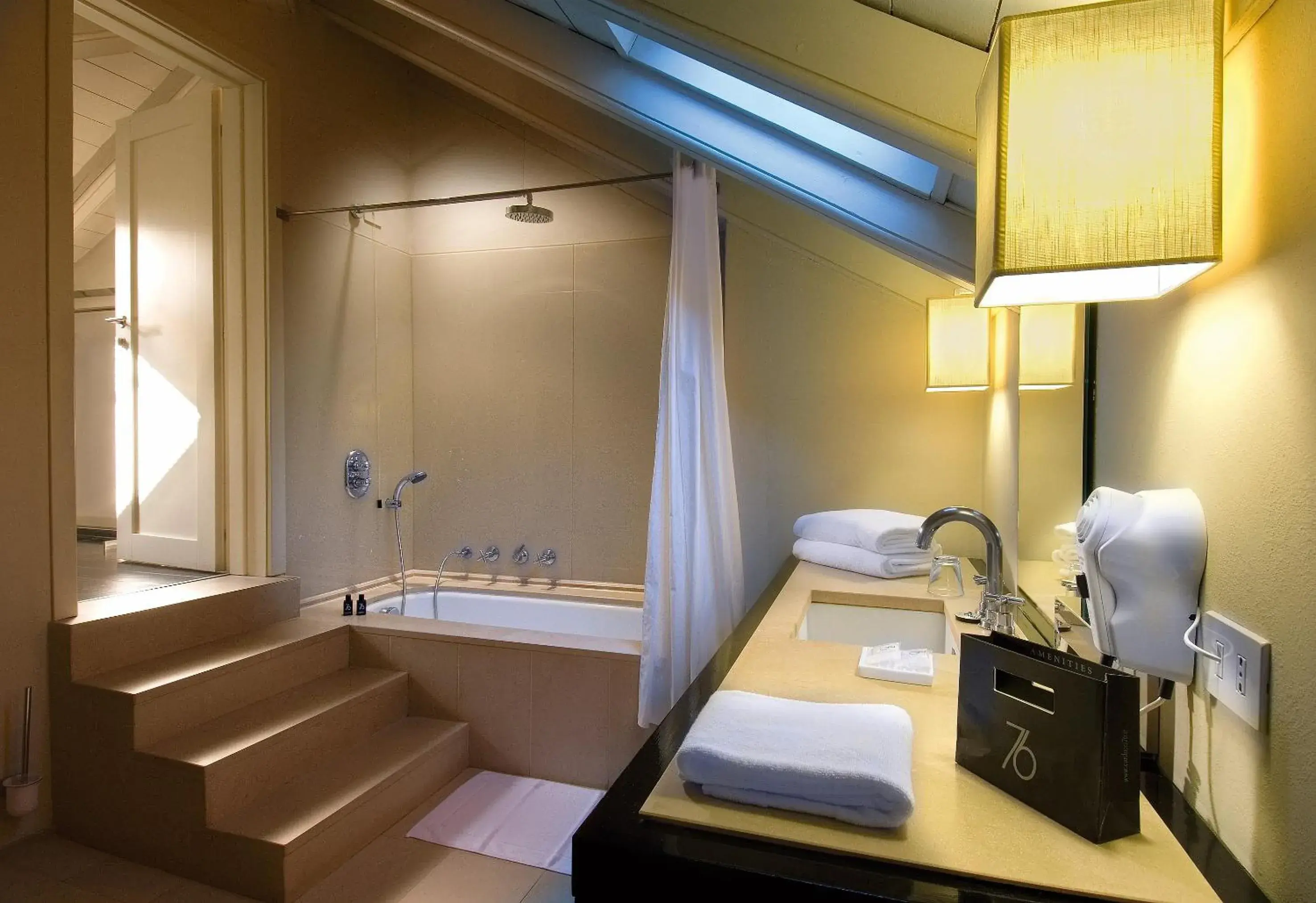 Bathroom in Hotel Carducci 76