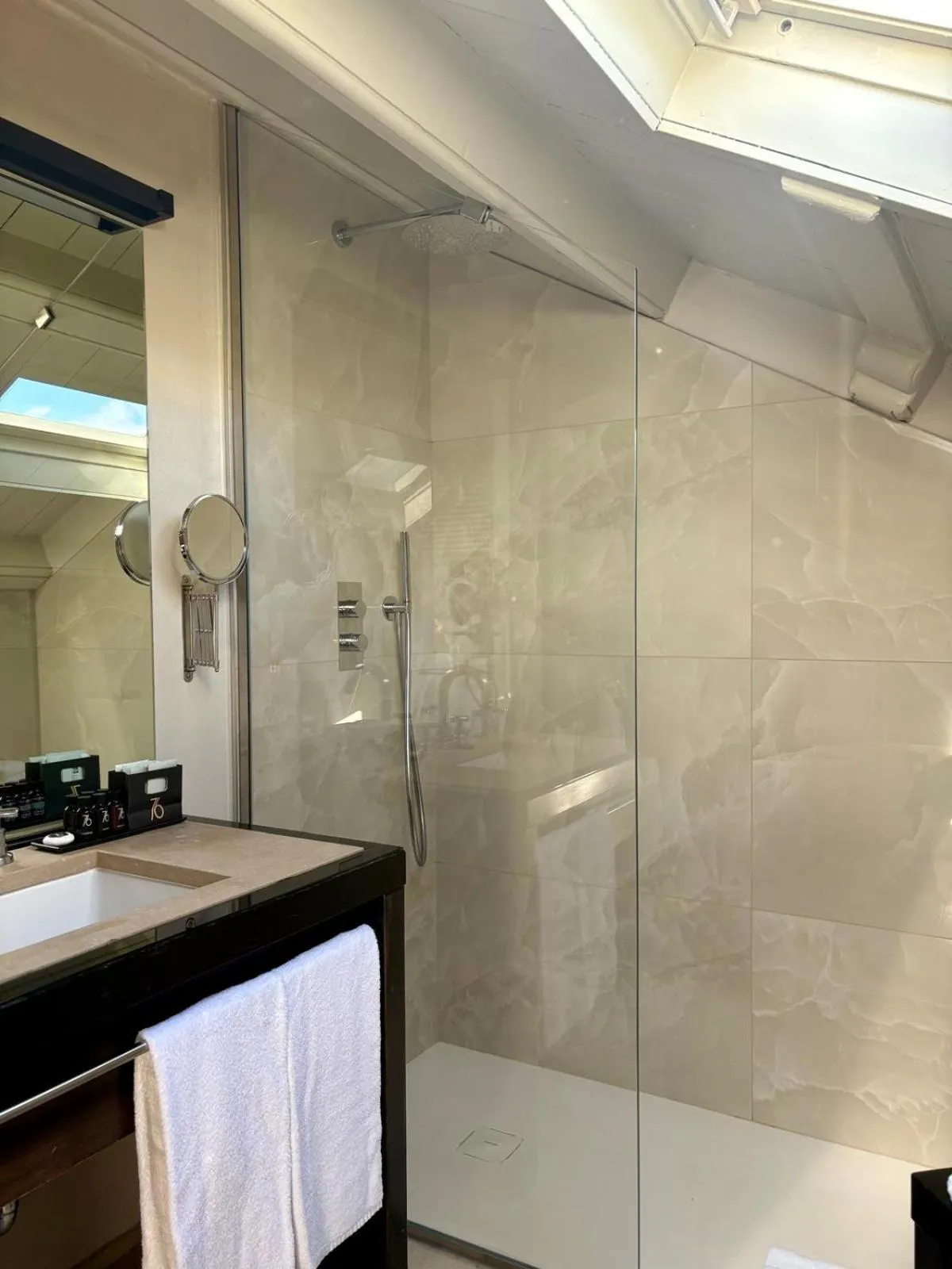 Bathroom in Hotel Carducci 76