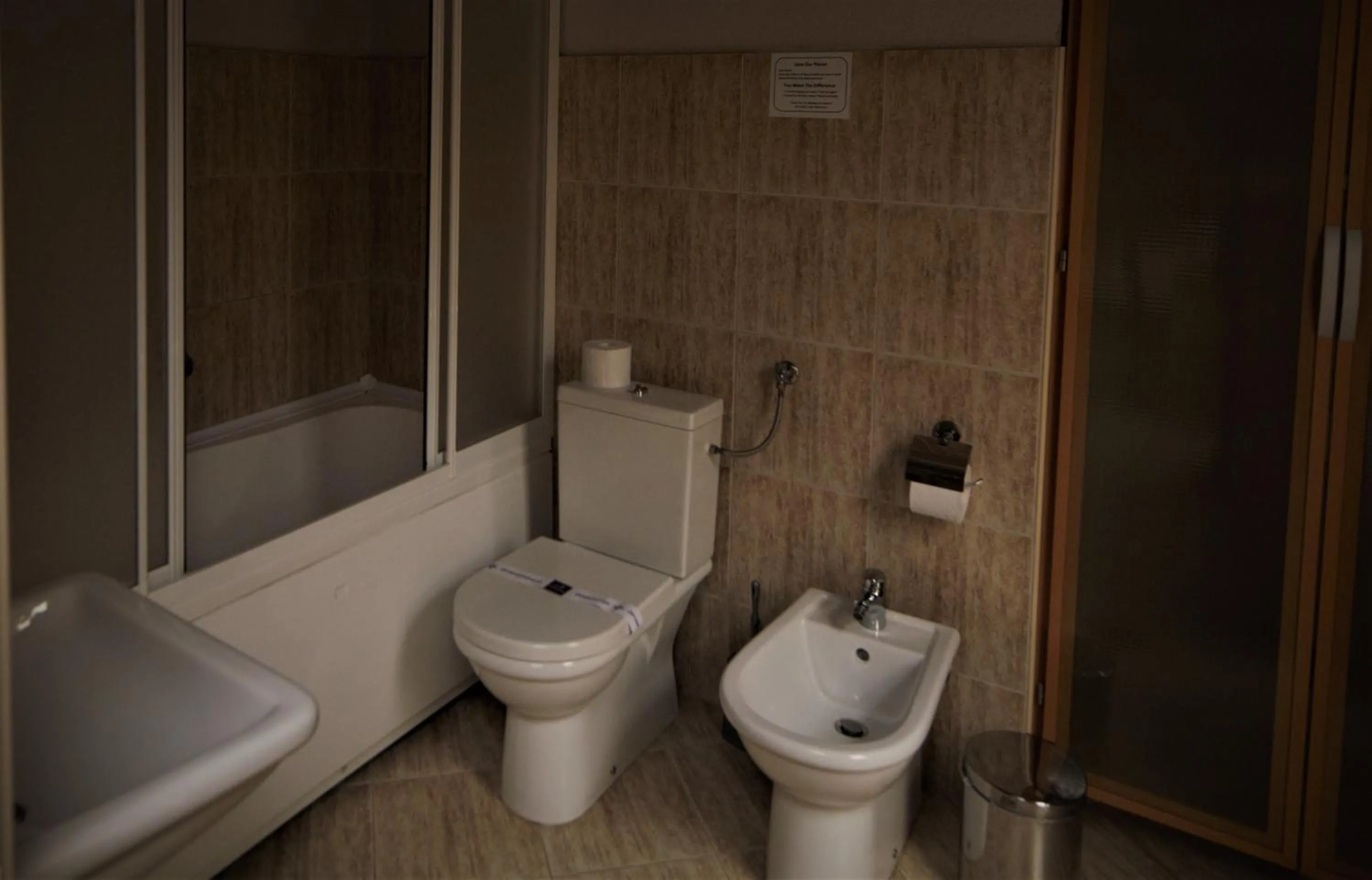Toilet in Hotel Ambasador
