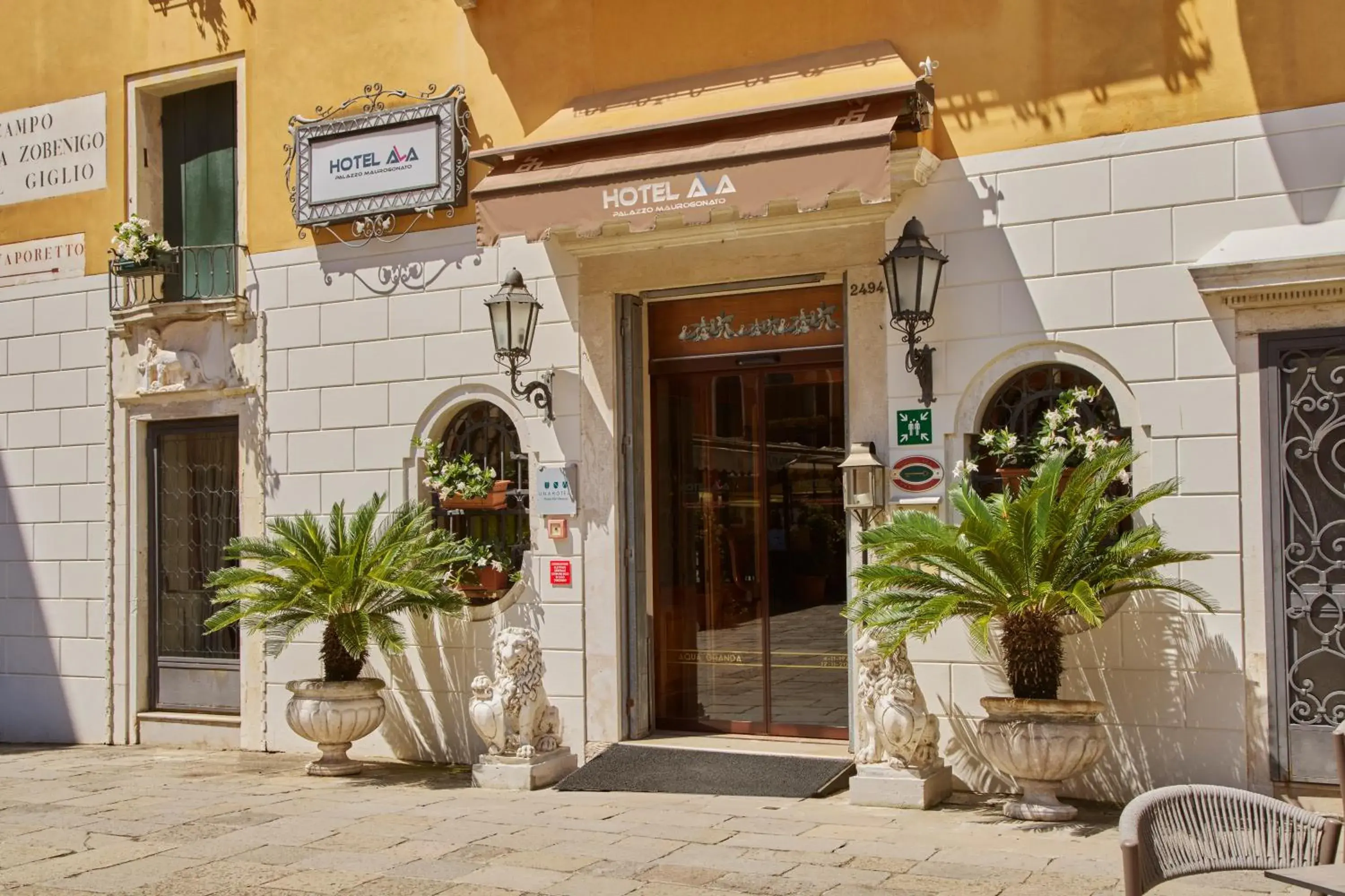 Facade/entrance in UNAHOTELS Ala Venezia-Adults 16 Facade/entrance in UNAHOTELS Ala Venezia-Adults 16