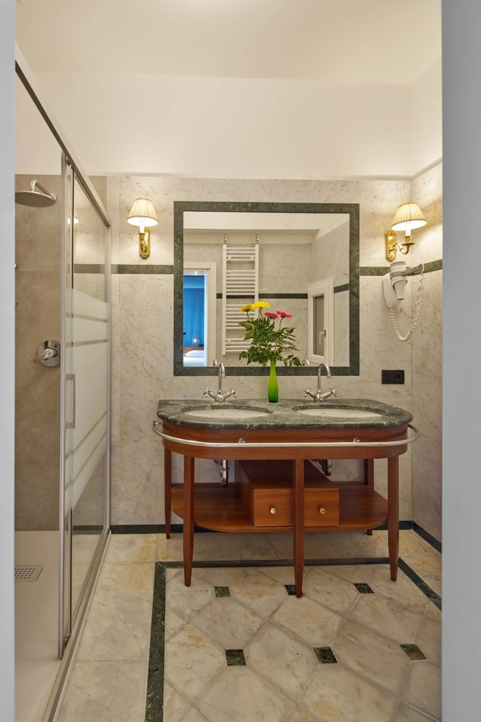 Shower in UNAHOTELS Ala Venezia-Adults 16