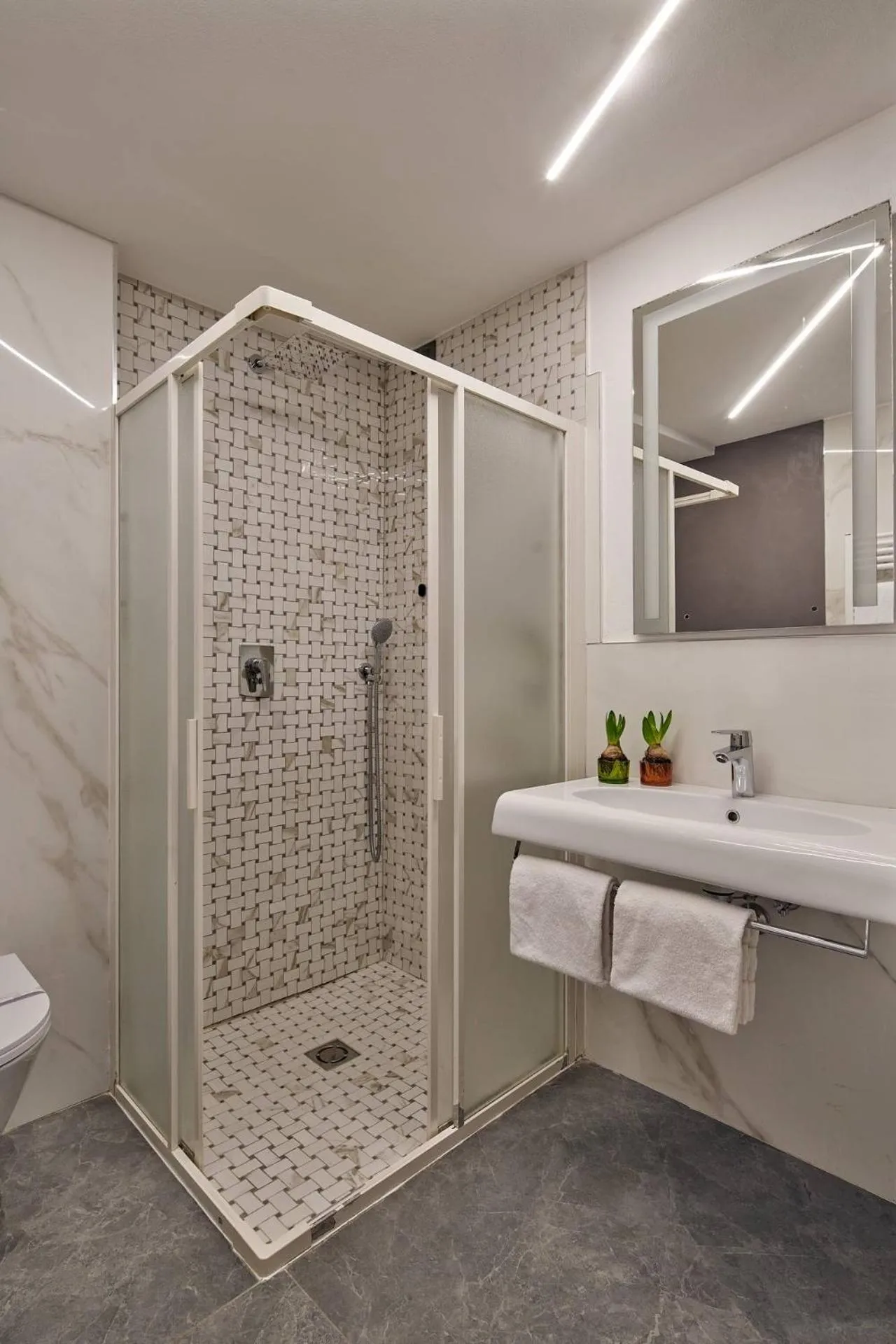 Shower in UNAHOTELS Ala Venezia-Adults 16