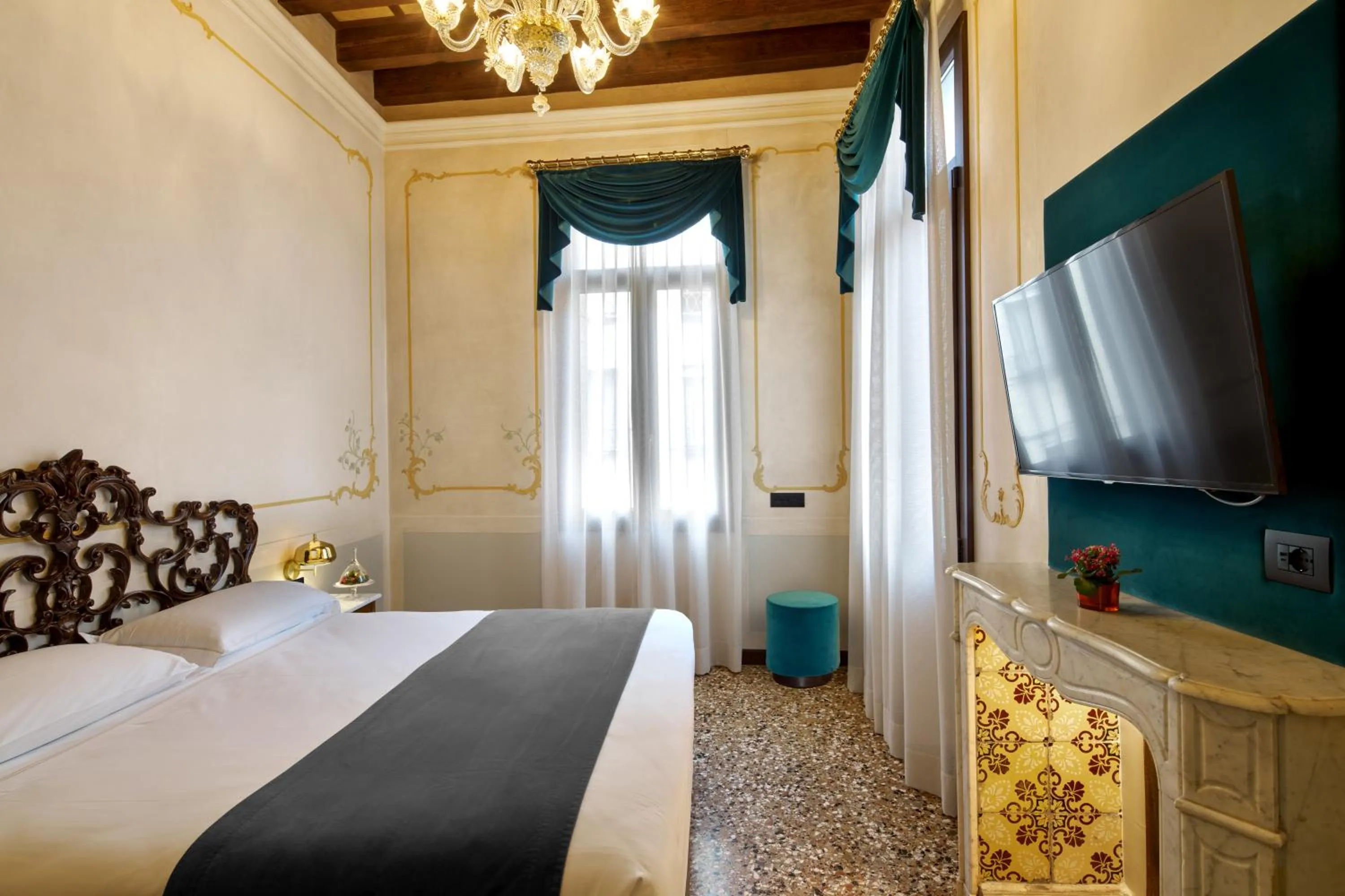 fireplace, Bed in UNAHOTELS Ala Venezia-Adults 16