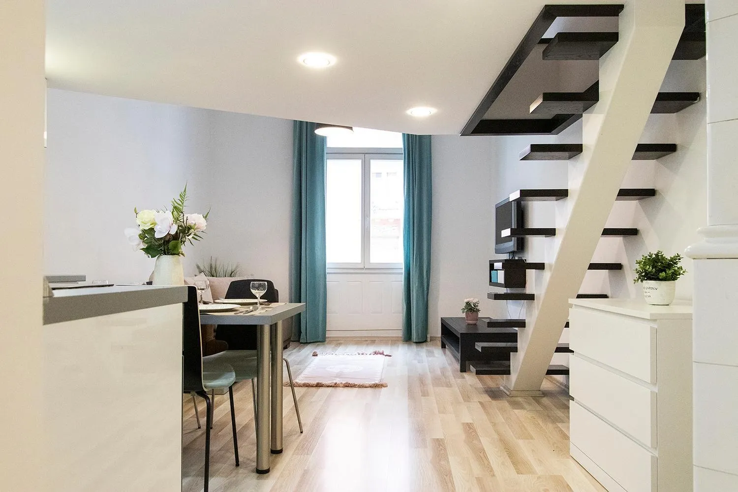 Dining area in Real Apartments Semmelweis II