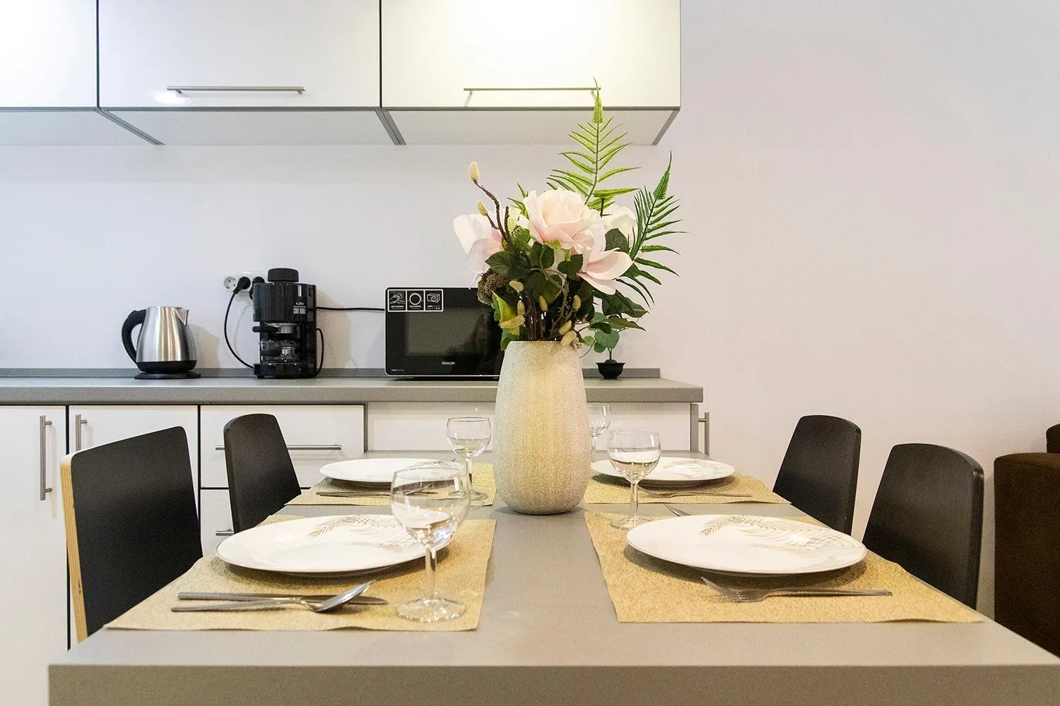 Dining area in Real Apartments Semmelweis II