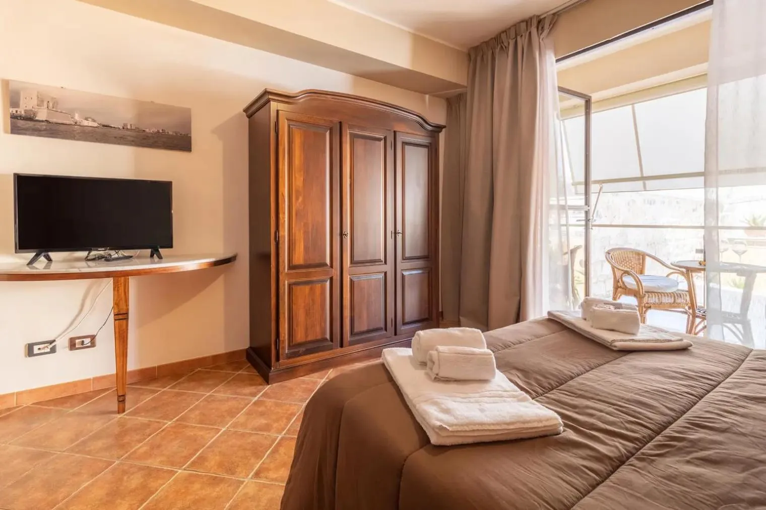 Photo of the whole room, Bed in Sikania Suite