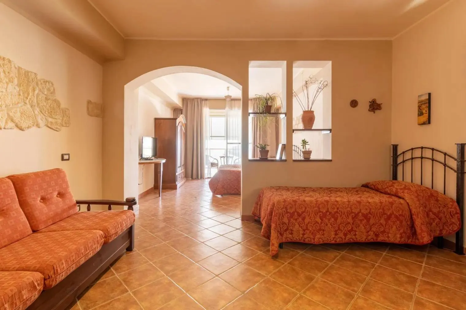 Photo of the whole room, Bed in Sikania Suite