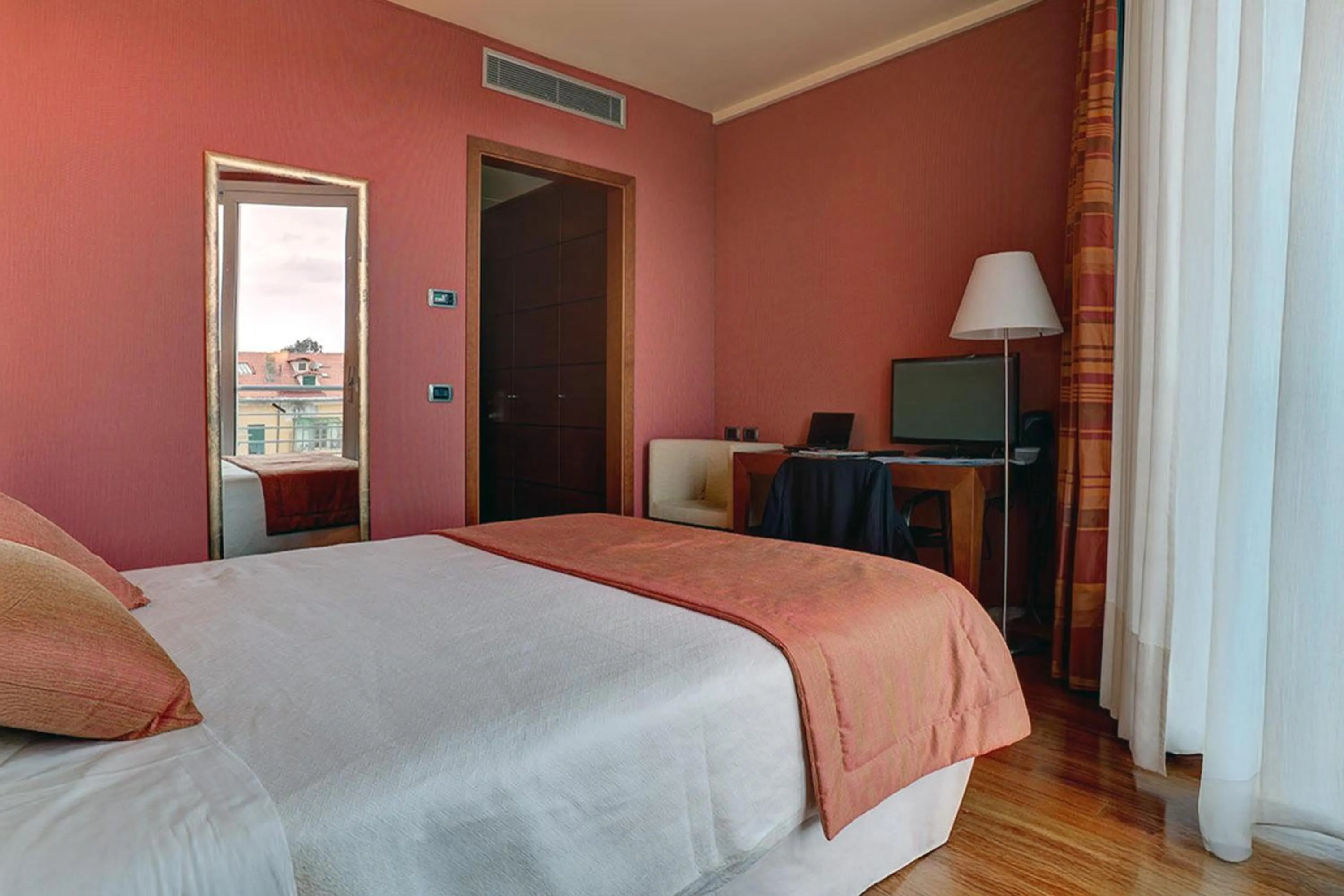 Photo of the whole room, Bed in B&B HOTEL Imperia Rossini al Teatro