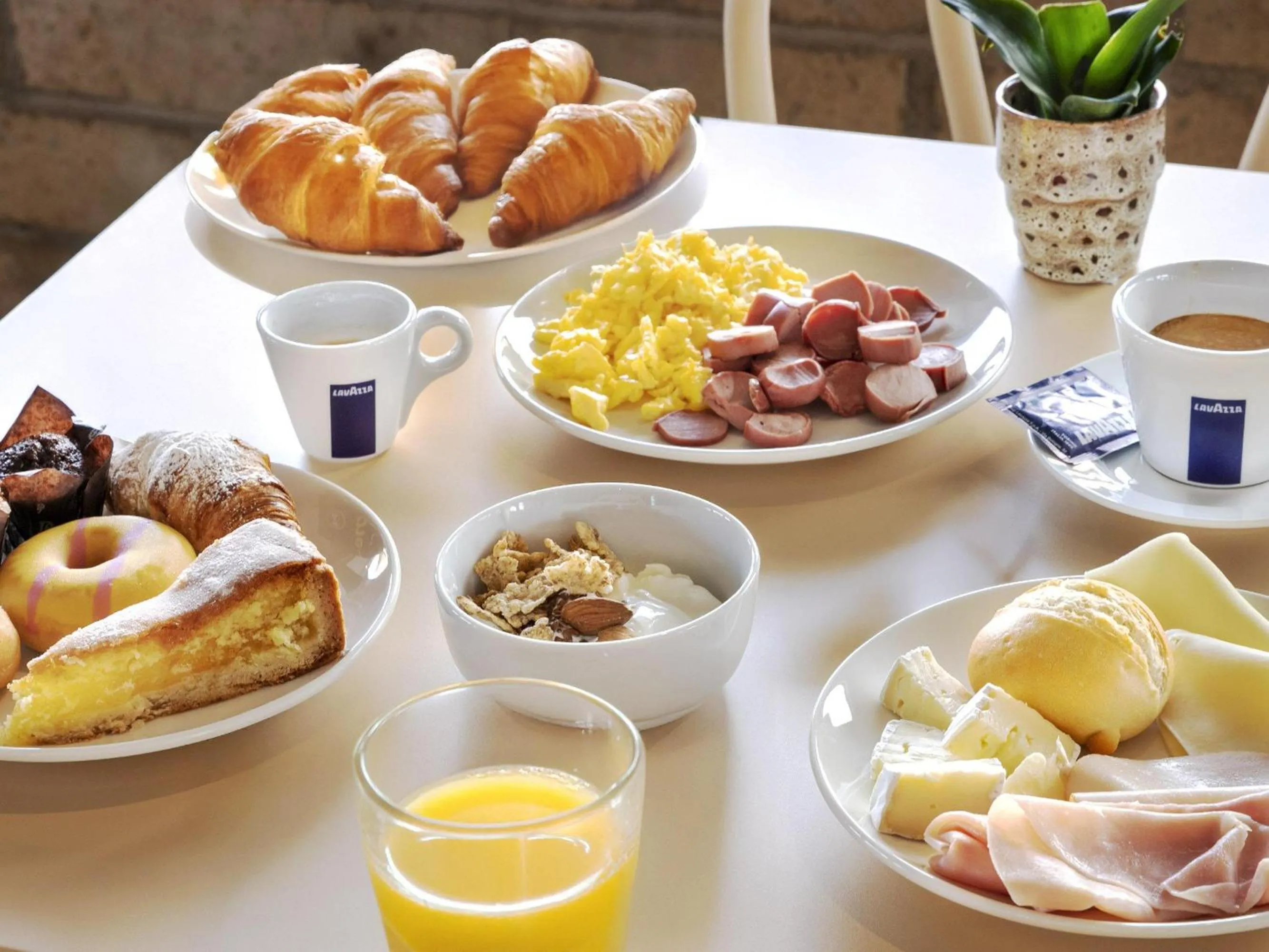 Restaurant/places to eat in B&B HOTEL Imperia Rossini al Teatro