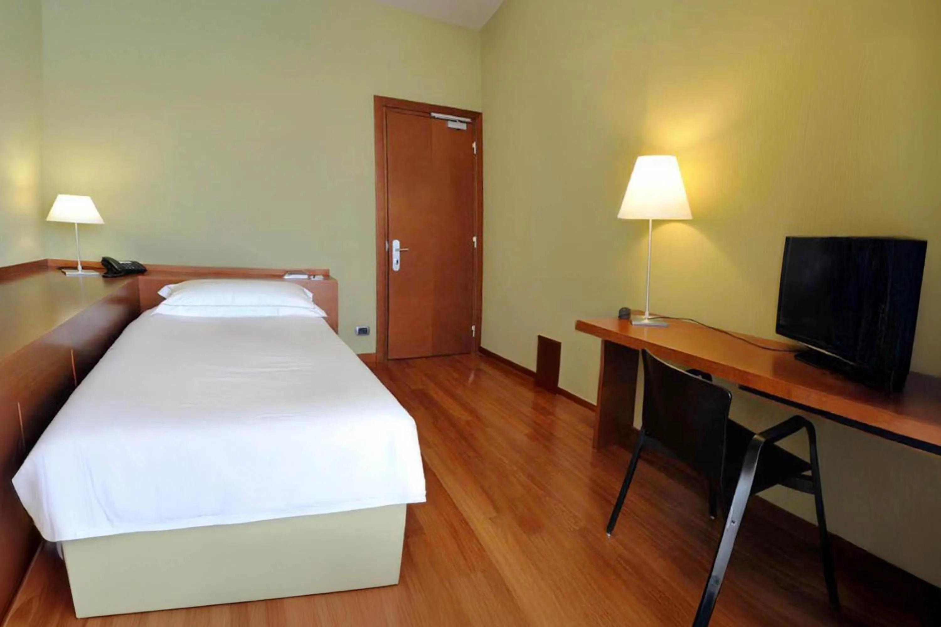 Photo of the whole room, Bed in B&B HOTEL Imperia Rossini al Teatro