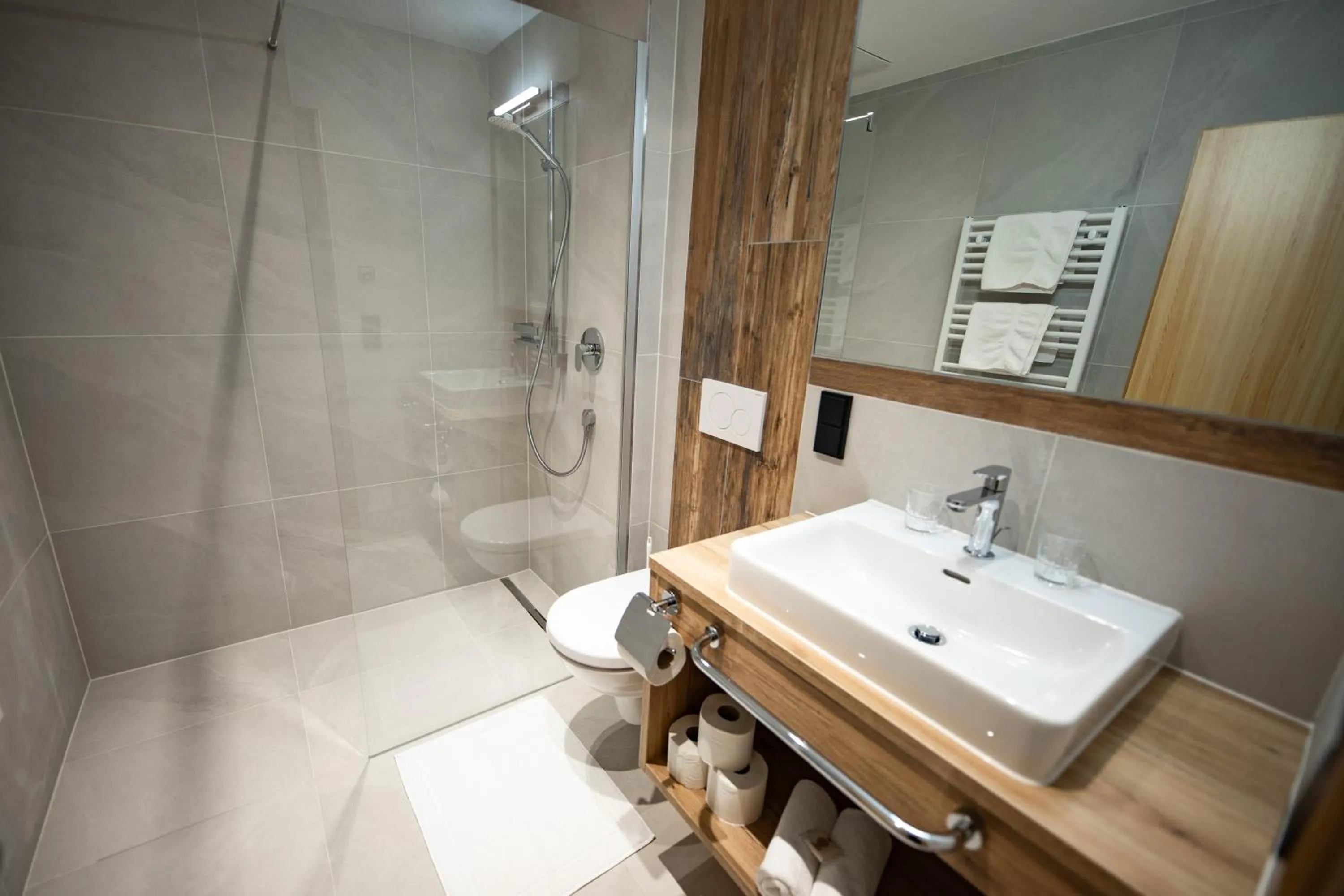 Shower in Zimmer & Ferienwohnungen Dandler
