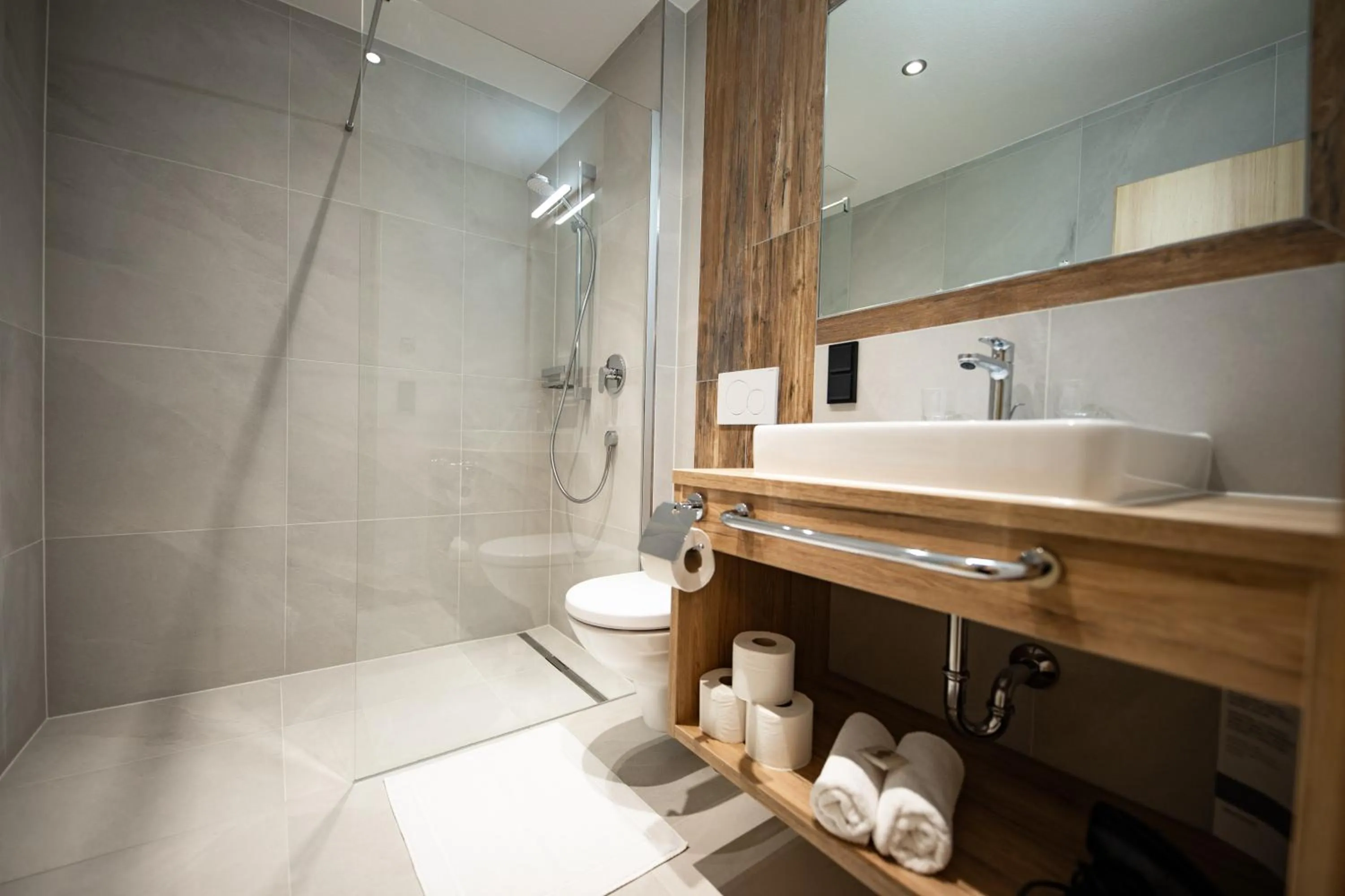 Shower in Zimmer & Ferienwohnungen Dandler