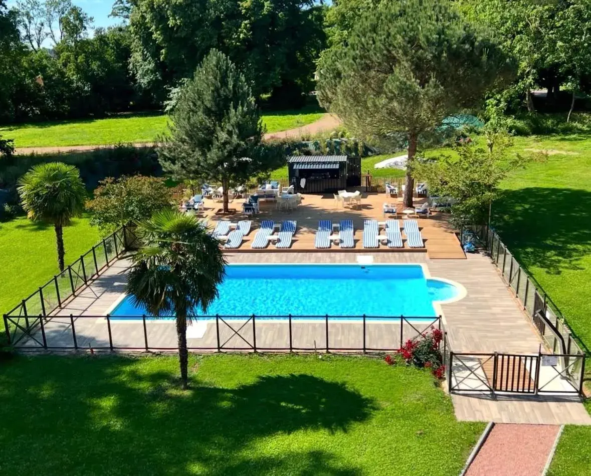 Swimming pool in Logis Hôtels Château de La Barge Swimming pool in Logis Hôtels Château de La Barge
