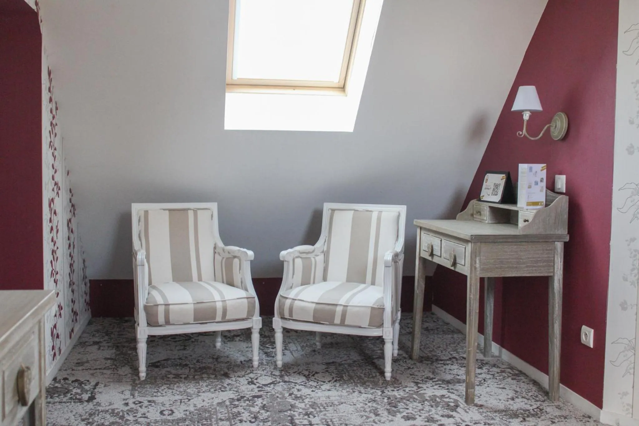 Living room in Logis Hôtels Château de La Barge