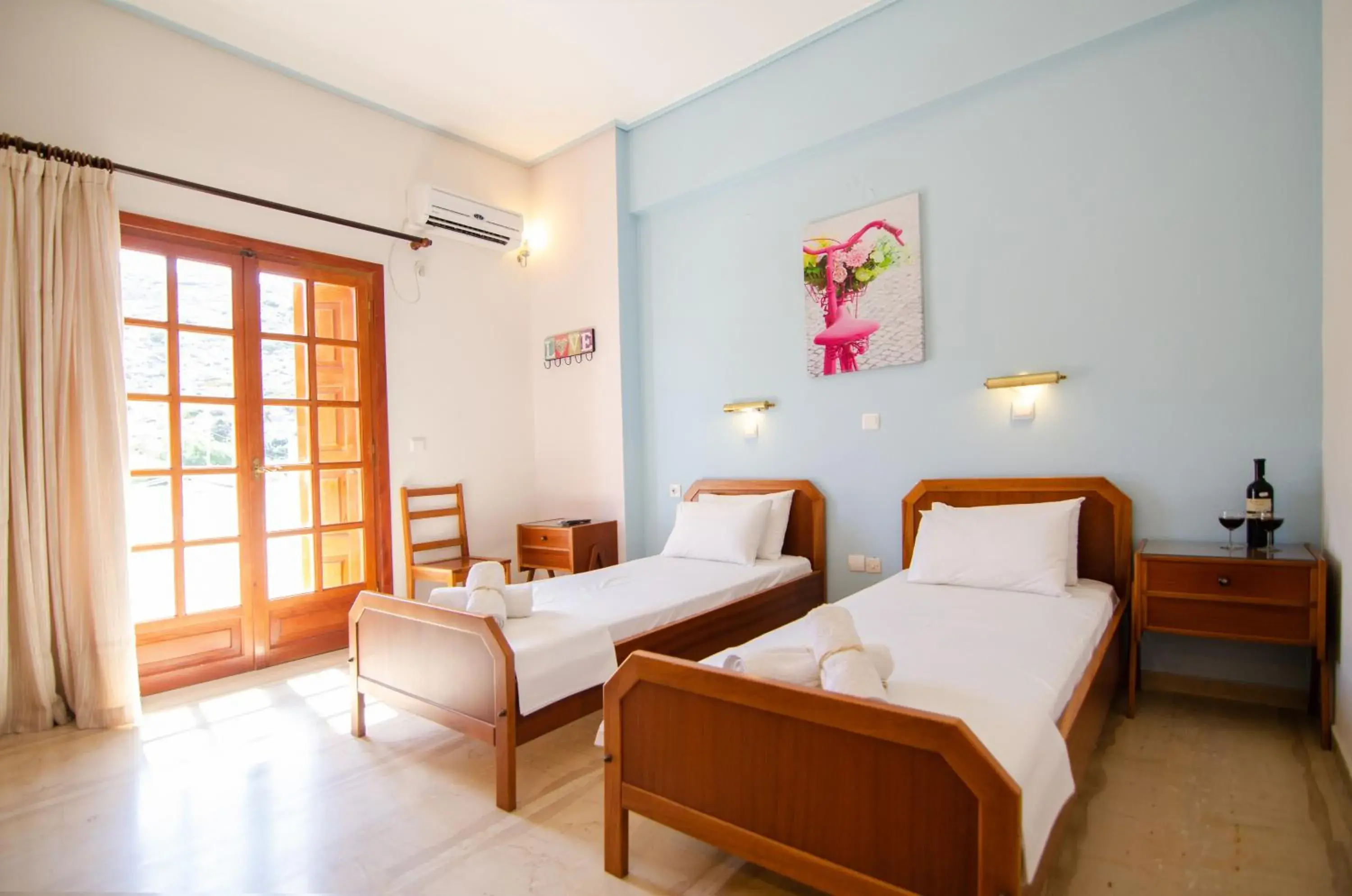 Twin Room with Extra Bed in Almira Inn Twin Room with Extra Bed in Almira Inn