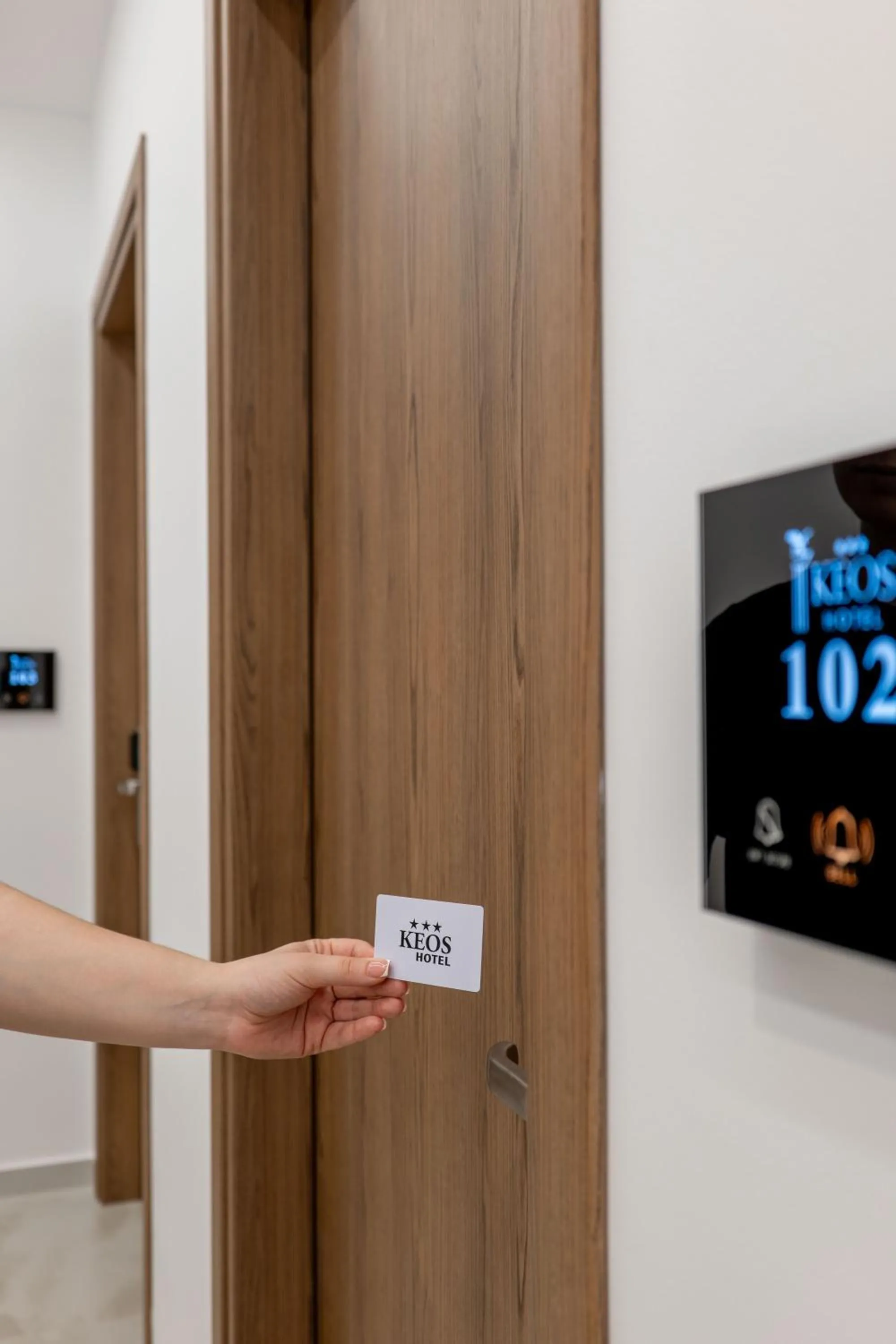 Logo/Certificate/Sign in Keos Hotel