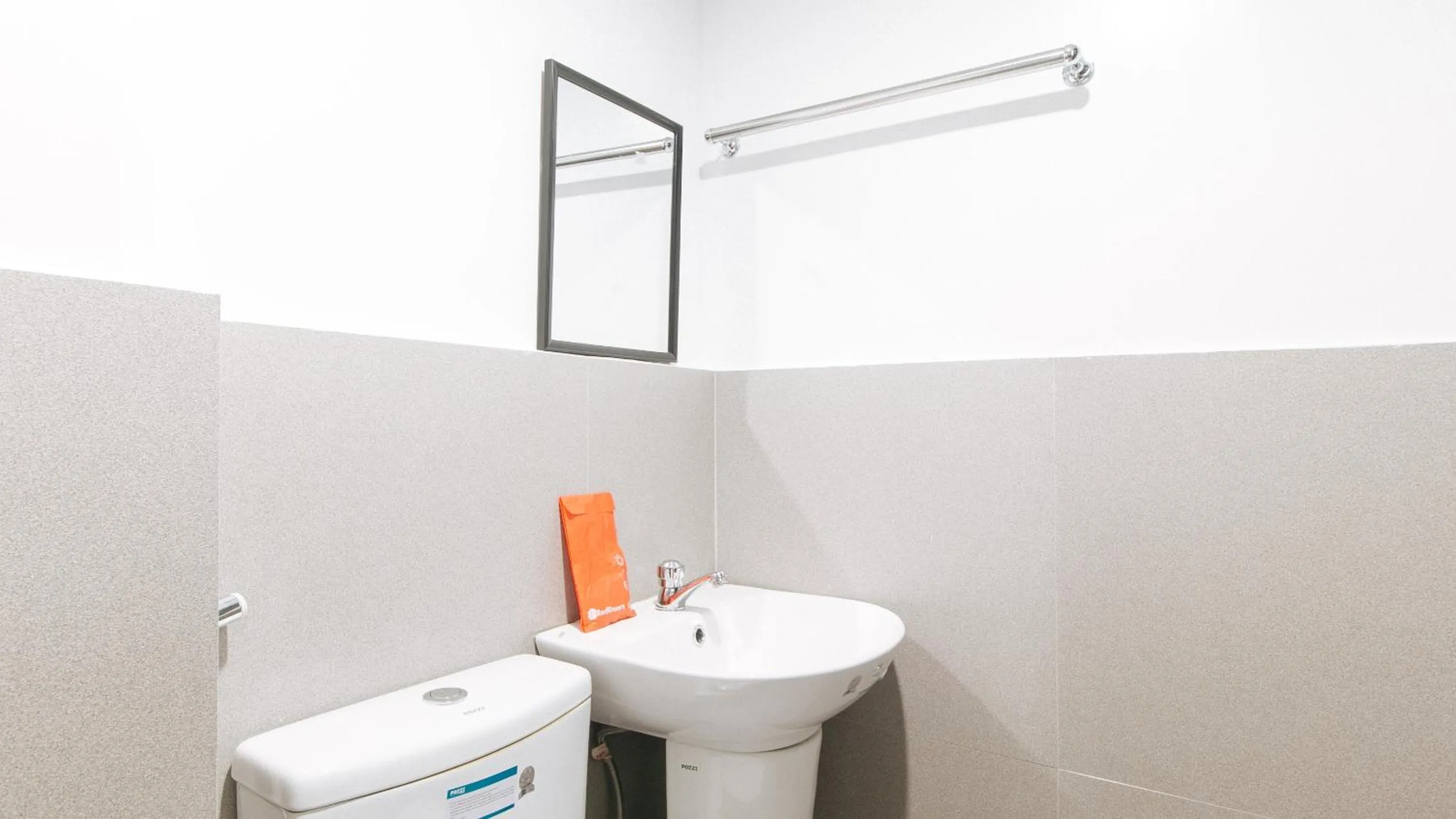 Toilet in RedDoorz Hostel @ Ritz Place Baguio