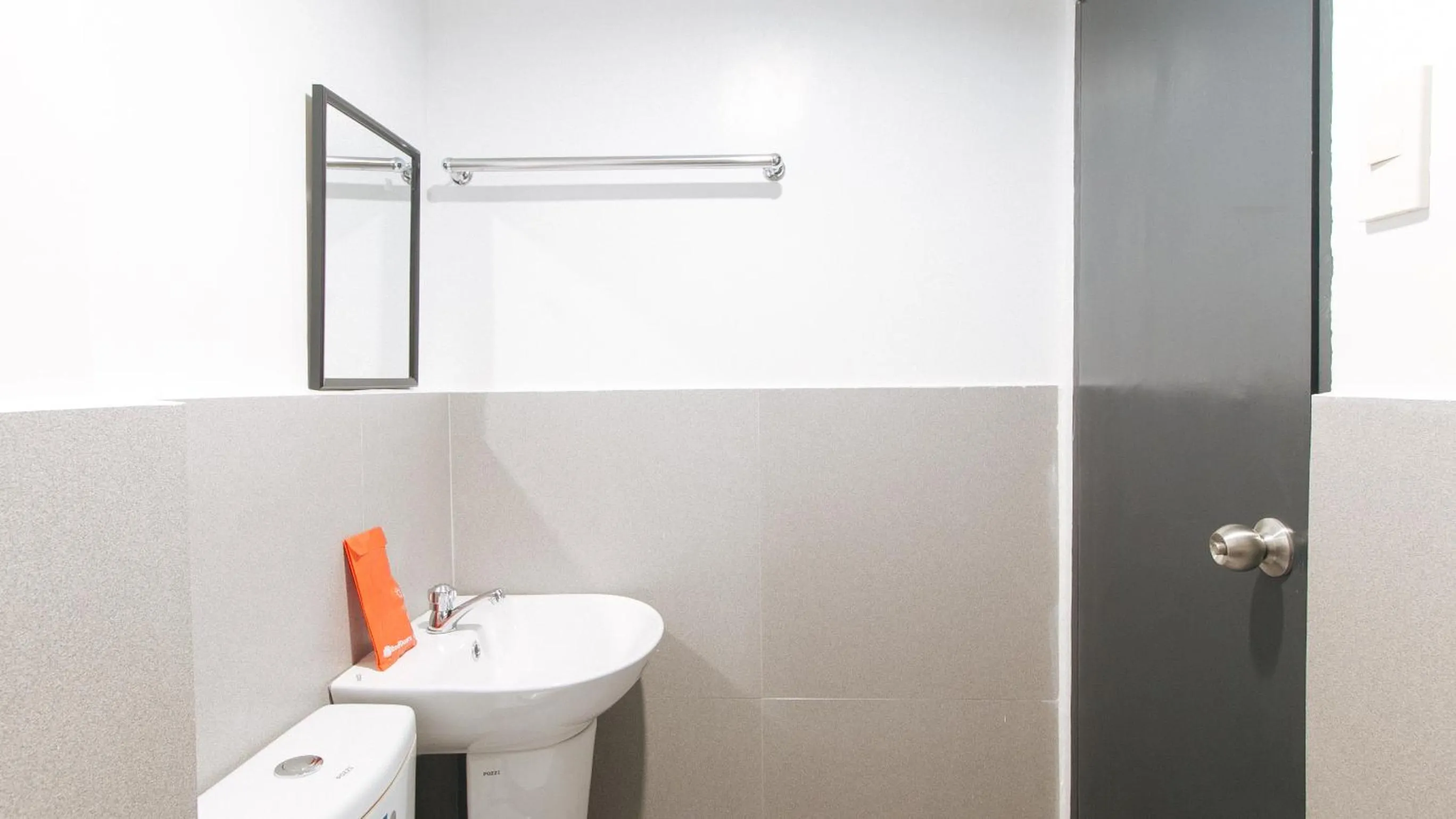 Bathroom in RedDoorz Hostel @ Ritz Place Baguio