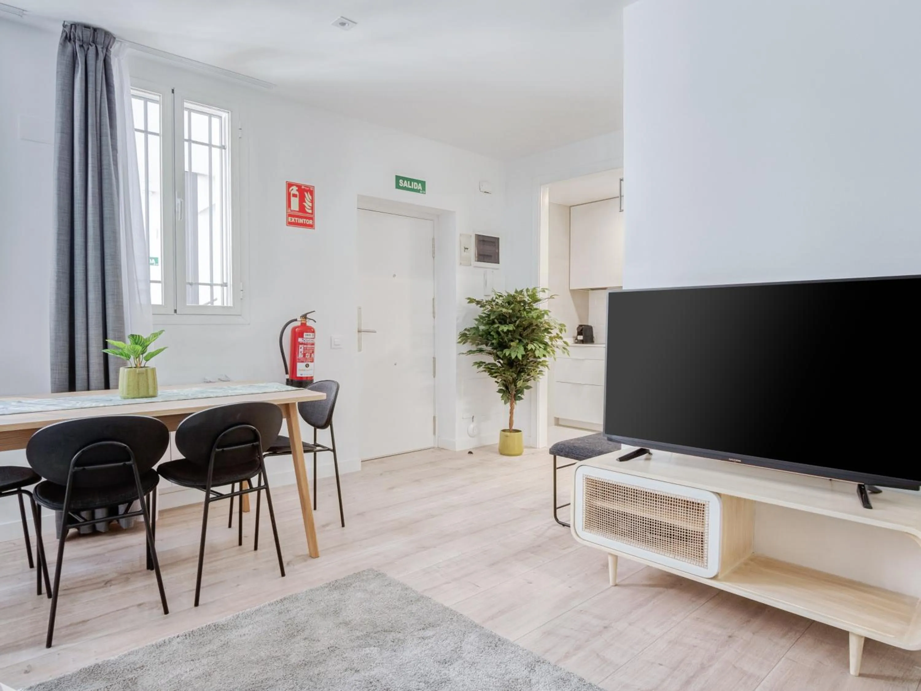 TV and multimedia in Limehome Madrid Calle Ave María - estancia temporal