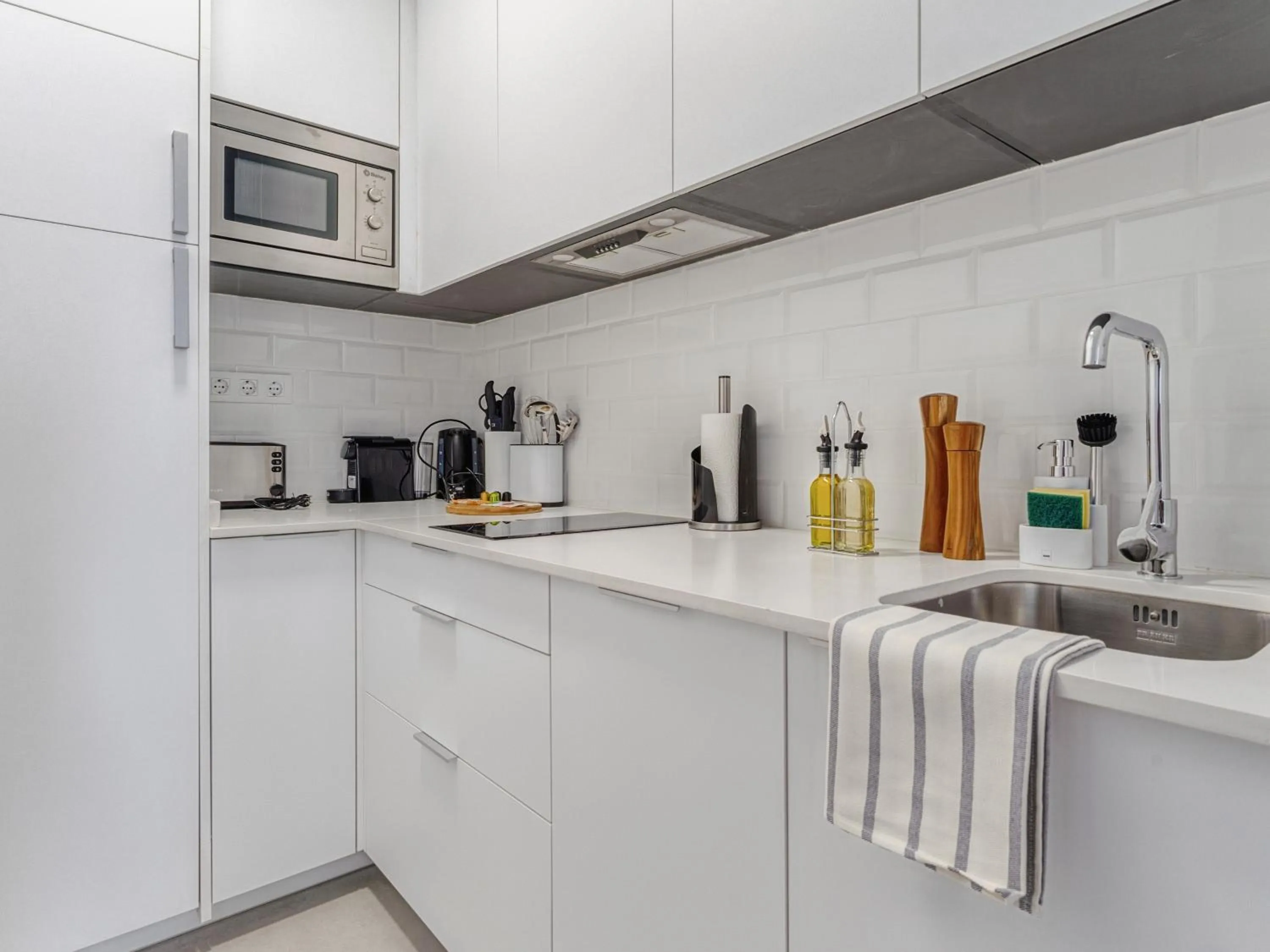 Coffee/tea facilities in Limehome Madrid Calle Ave María - estancia temporal