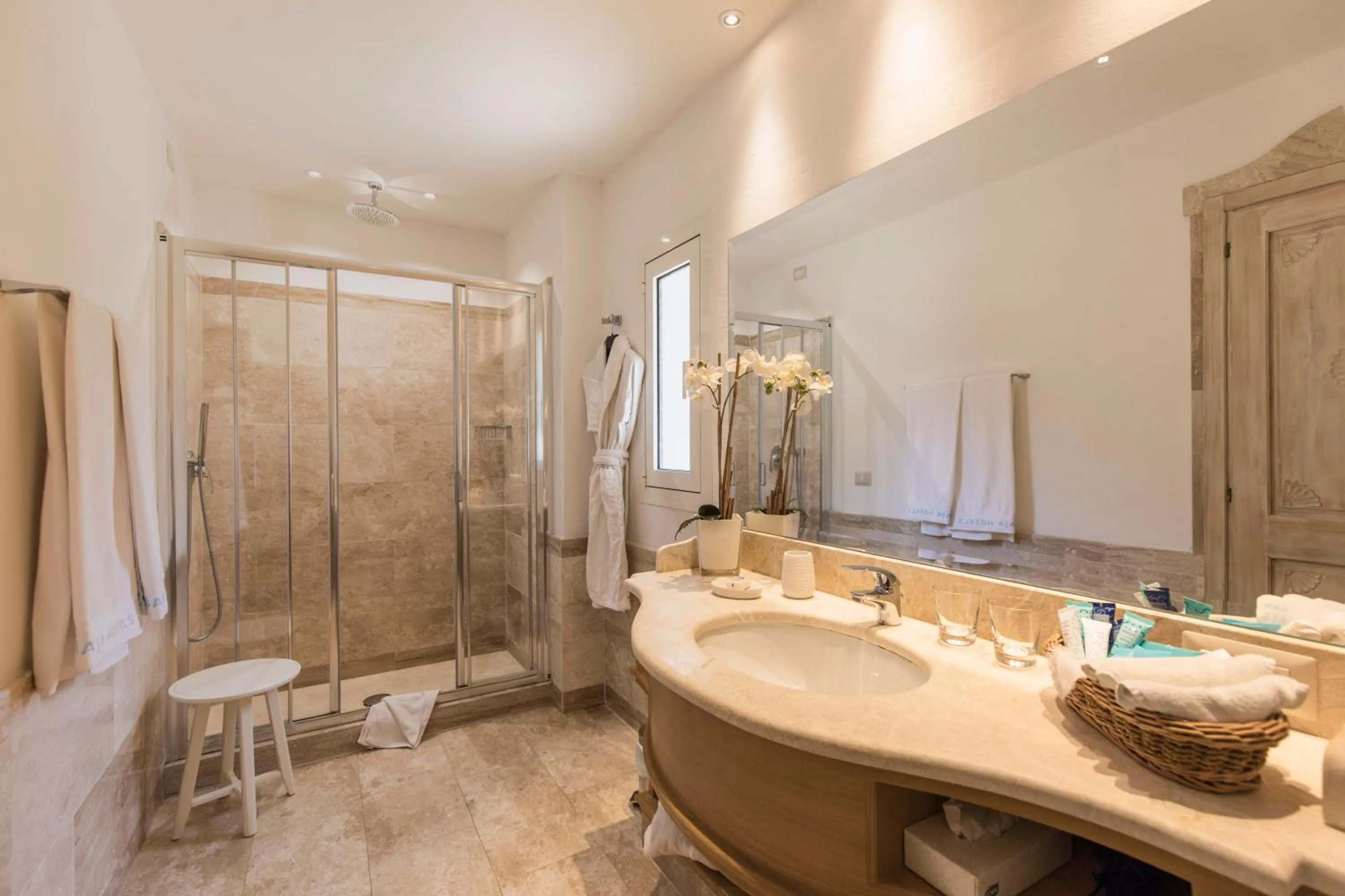 Shower in Hotel Grand Relais Dei Nuraghi