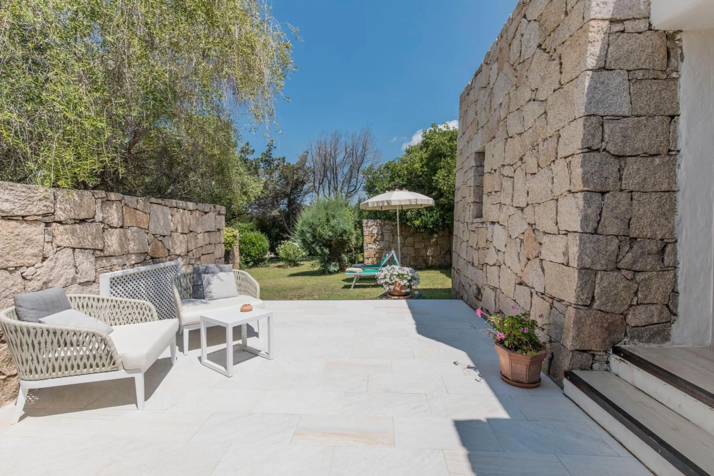 Patio in Hotel Grand Relais Dei Nuraghi