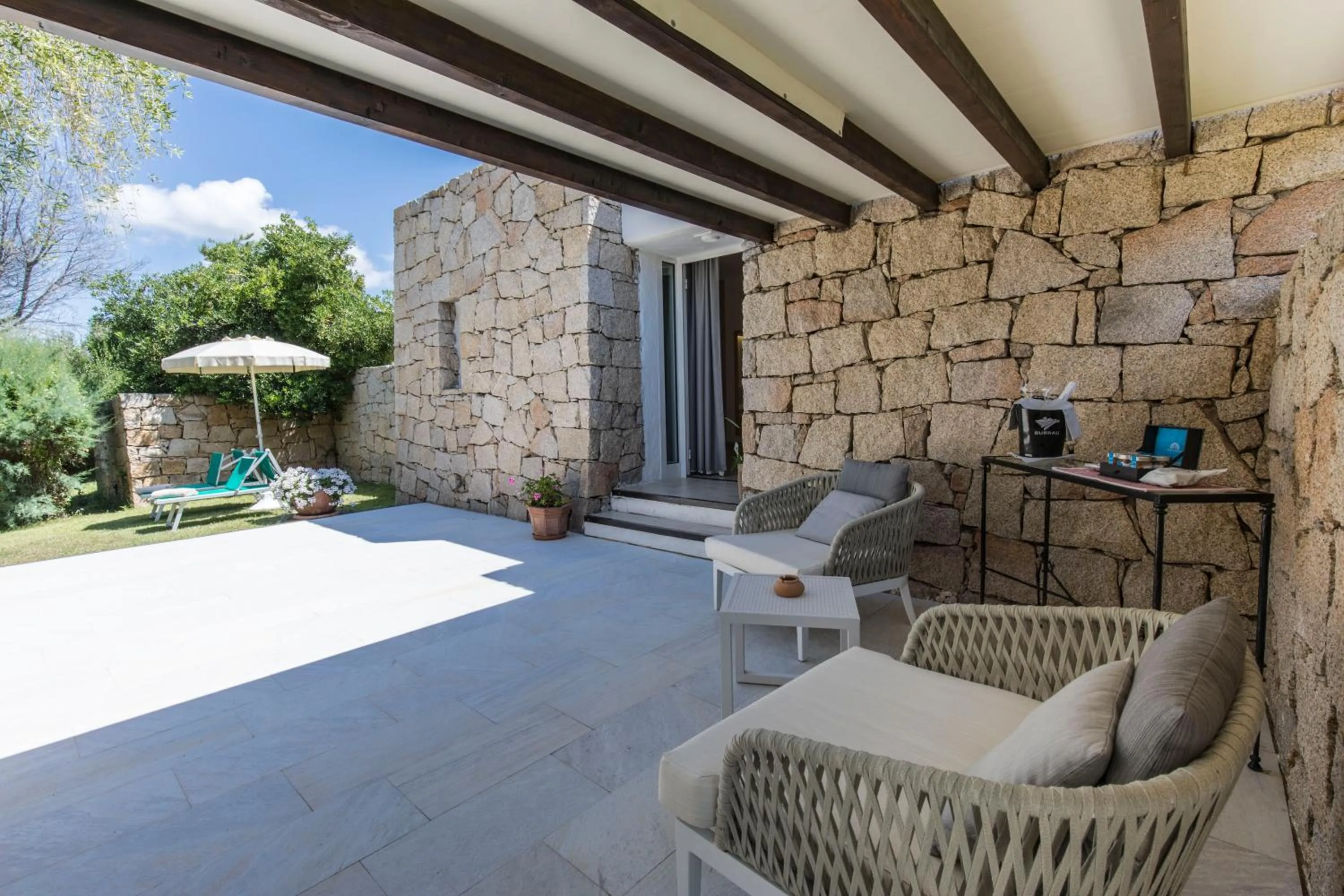 Patio in Hotel Grand Relais Dei Nuraghi
