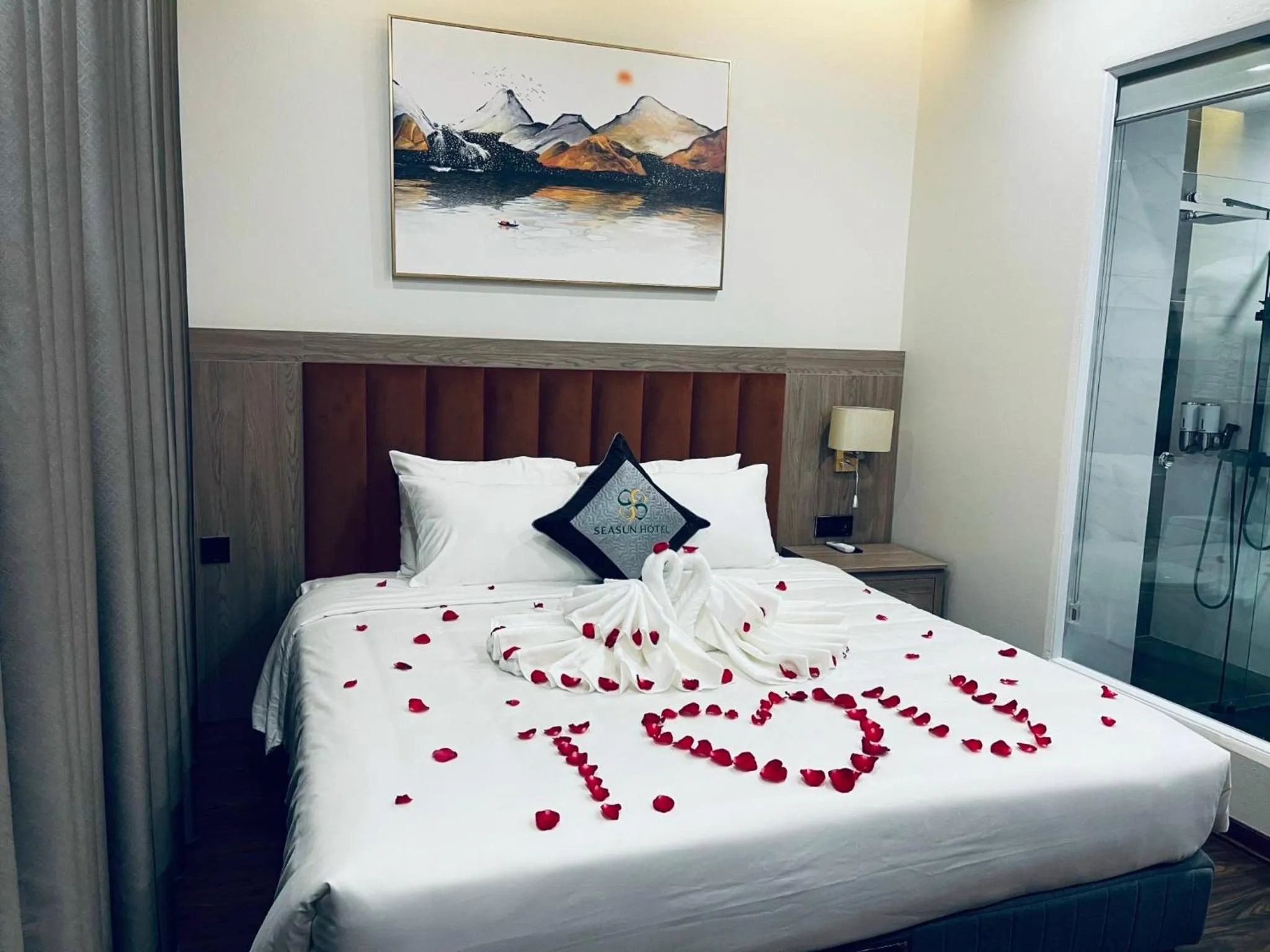 Bedroom, Bed in Ha Long Seasun Hotel