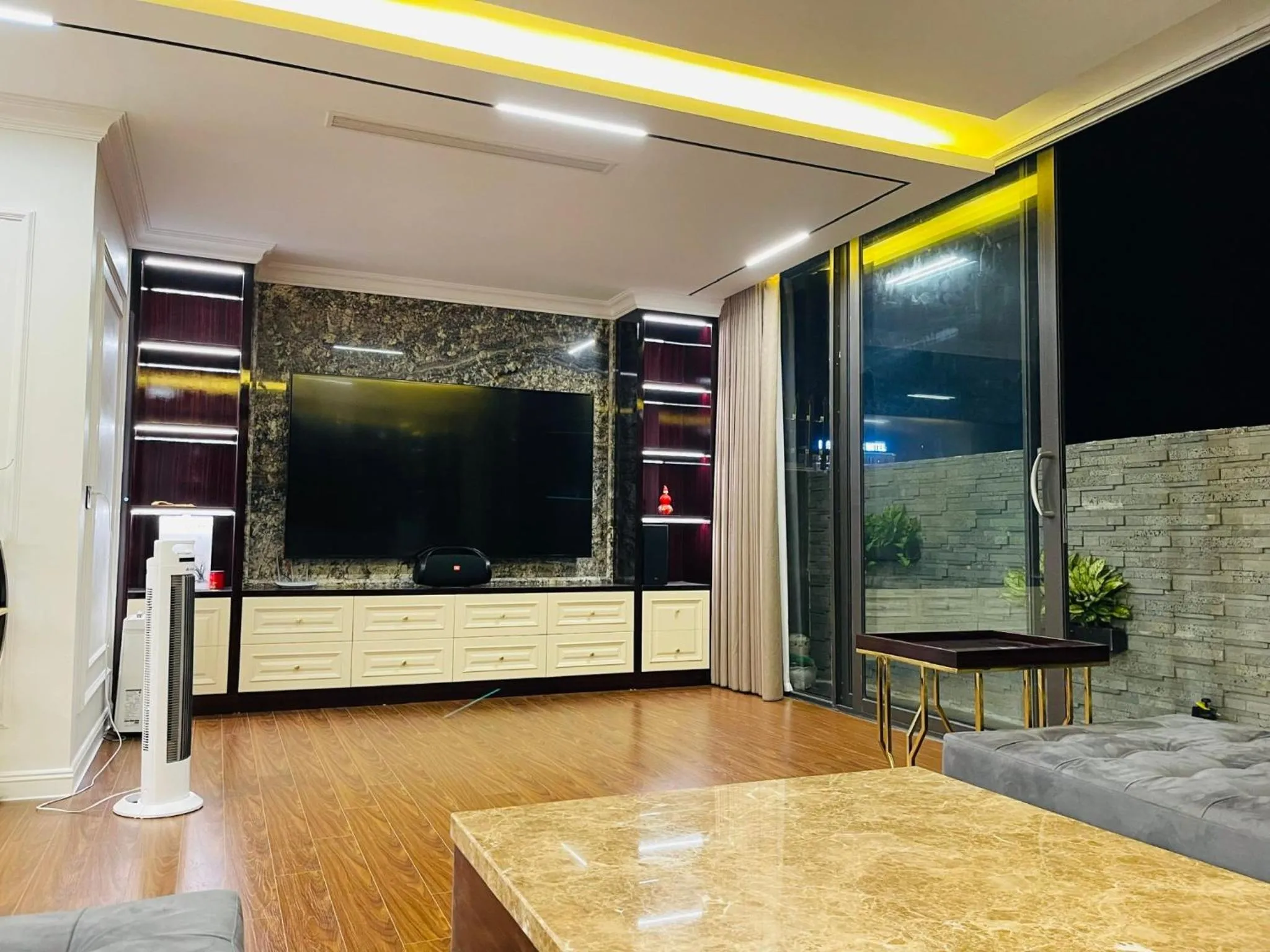 Evening entertainment in Ha Long Seasun Hotel